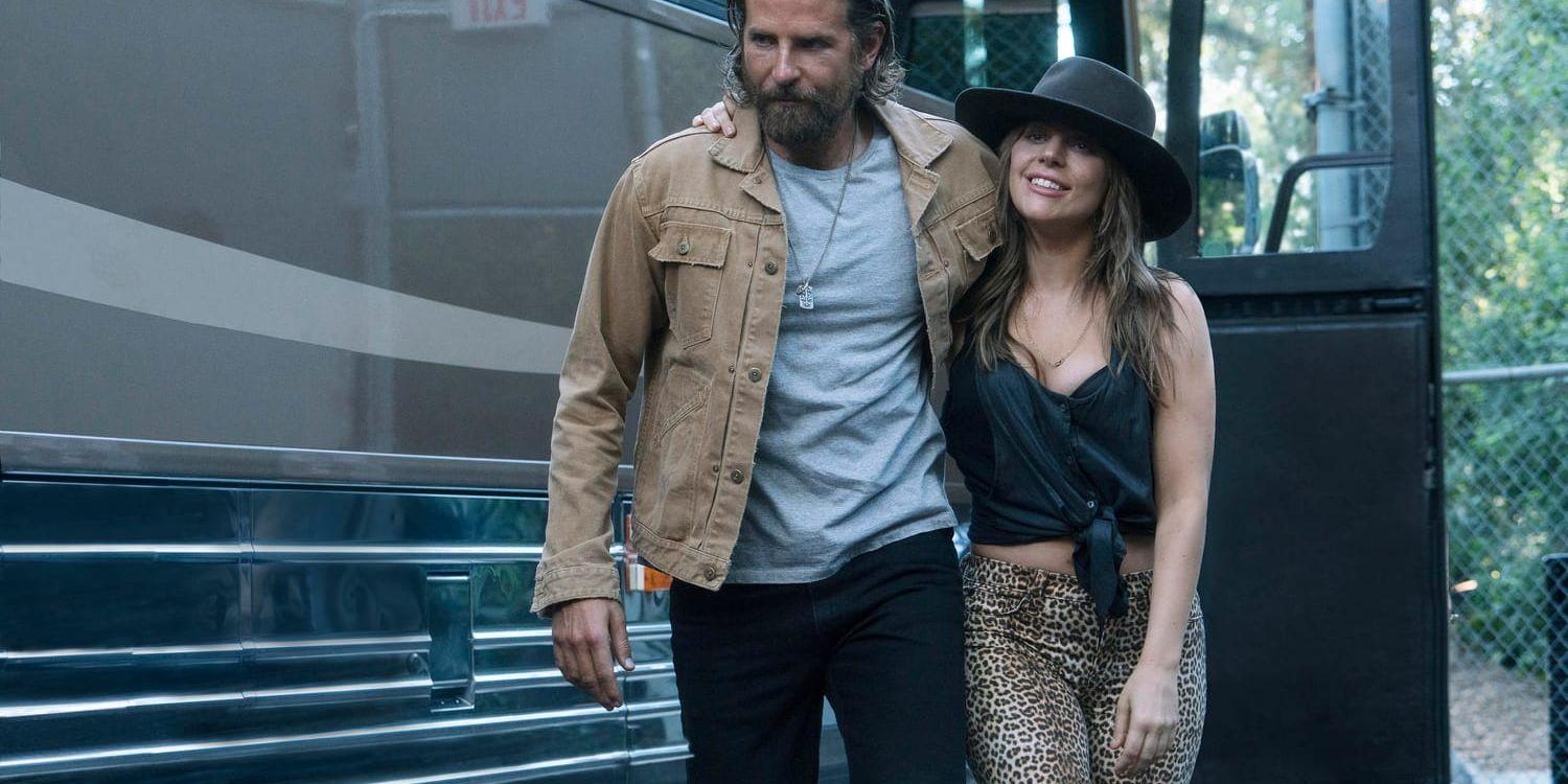 Jackson Maine (Bradley Cooper) är en stjärna på dekis men när han träffar servitrisen Ally (Lady Gaga) ser det ljusare ut. Pressbild.