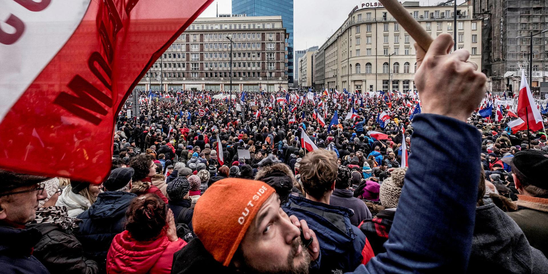 Demonstrationer i Warszawa mot styrande partiet Lag och rättvisa 2016. Polen står inför ett supervalår.