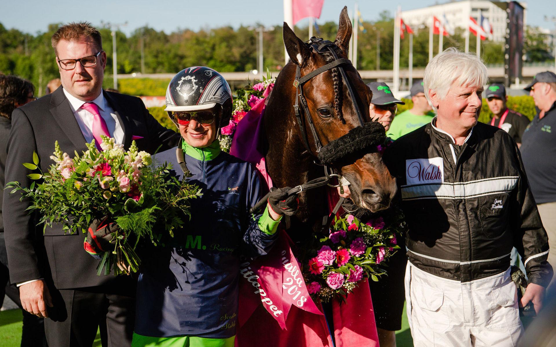 Wilhelm Paal med team jublar tillsammans med hästen Ringostarr Treb efter segern i finalen av Elitloppet.