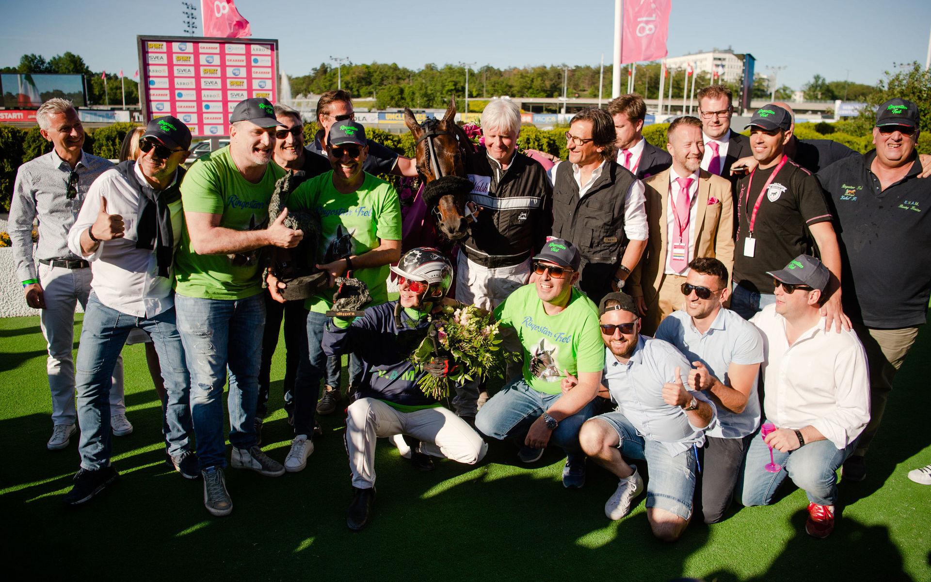 Wilhelm Paal med team jublar tillsammans med hästen Ringostarr Treb efter segern i finalen av Elitloppet.