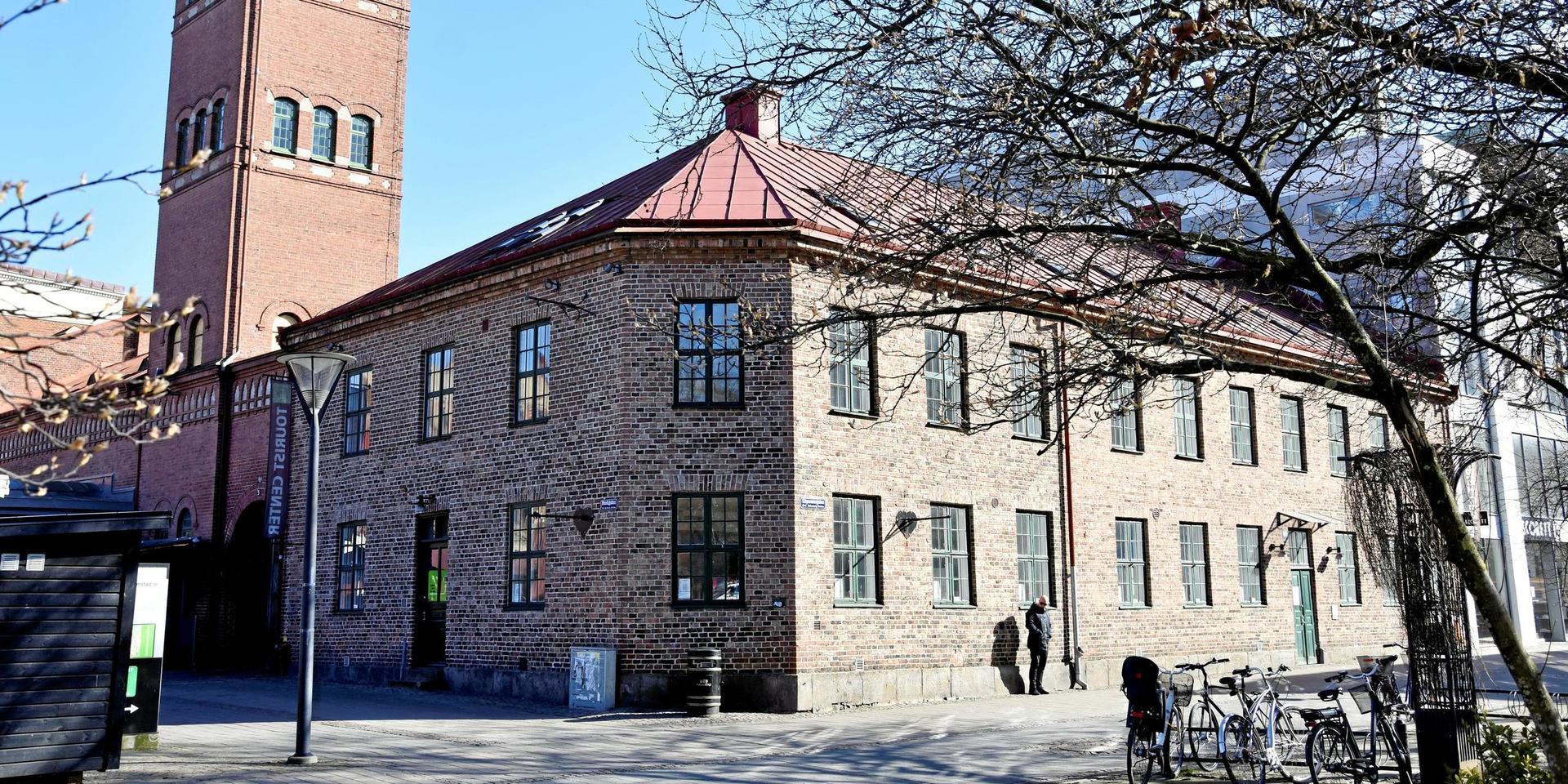 Fattighuset vid Lilla torg säljs för 21 miljoner kronor till bolaget Stadsnyckeln 2. 