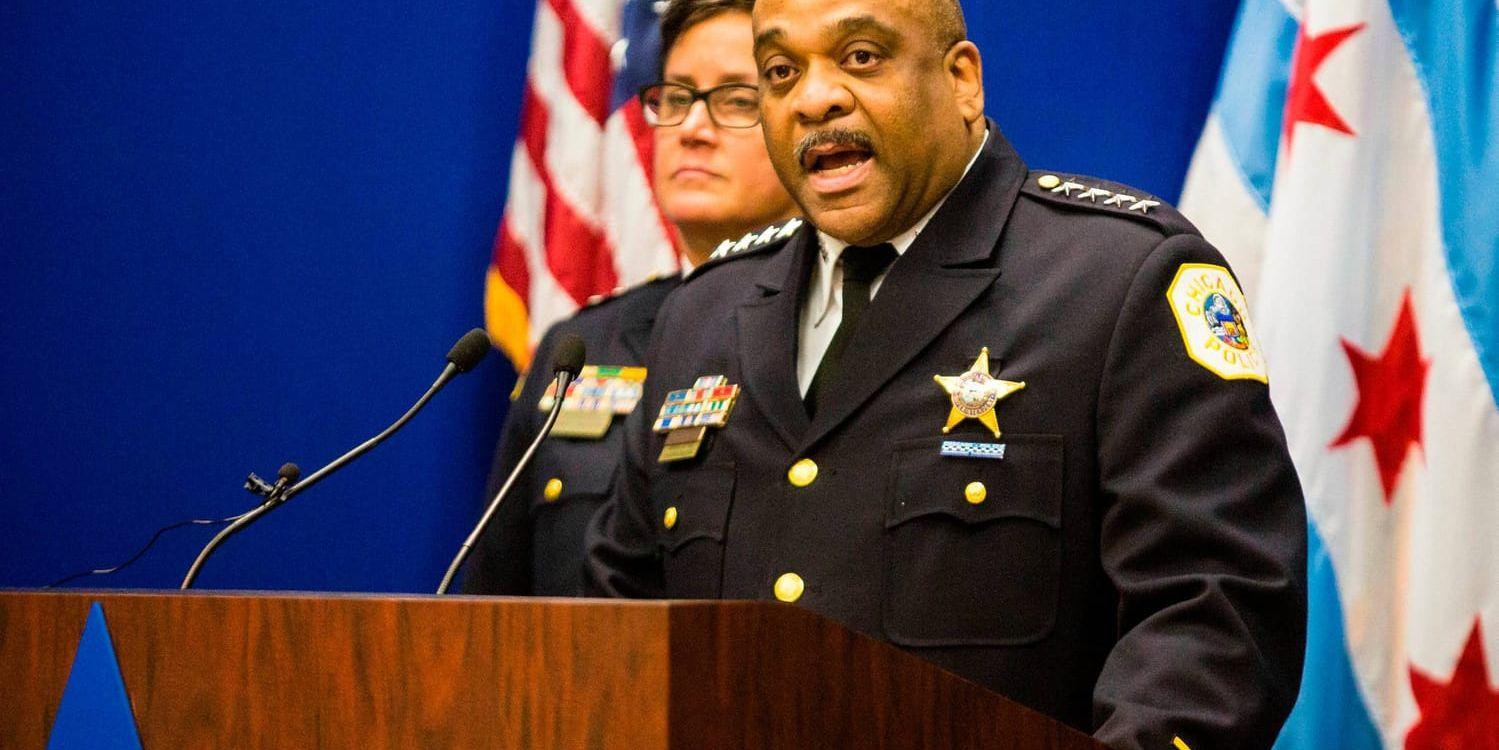 Eddie Johnson, kommissarie vid polisen i Chicago, fördömer handlingarna under en presskonferens.