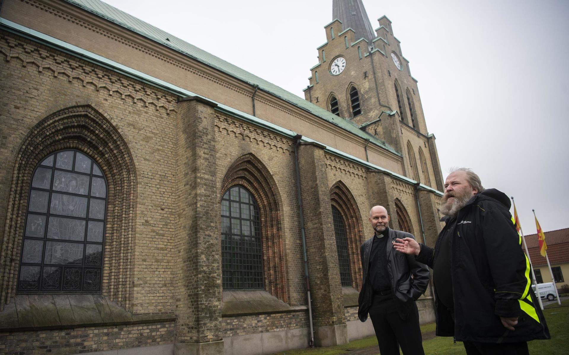 Lars Björksell och Peter Lundqvist berättar att de två tänkta utbyggnaderna fanns på kyrkan fram till 1870 då de revs.