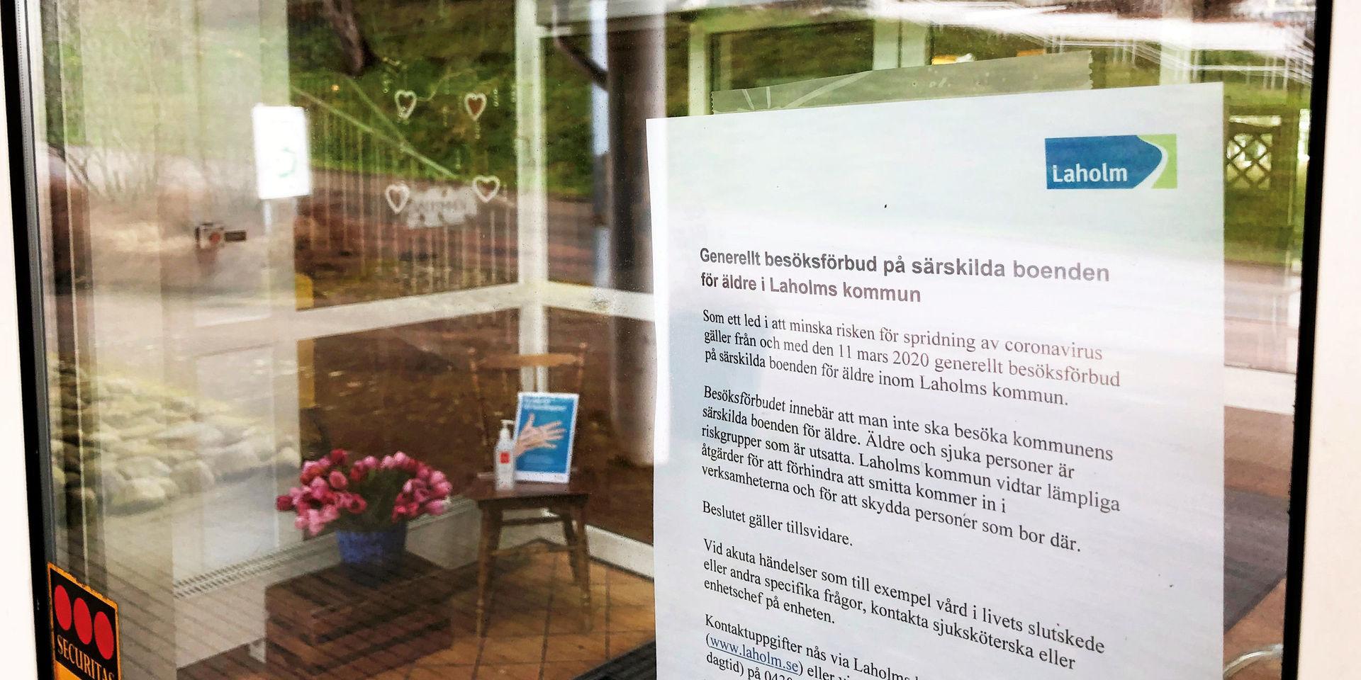 Vid äldreboendenas entréer finns anslag som informerar om besöksförbudet. På bilden Lingården i Laholms stad.