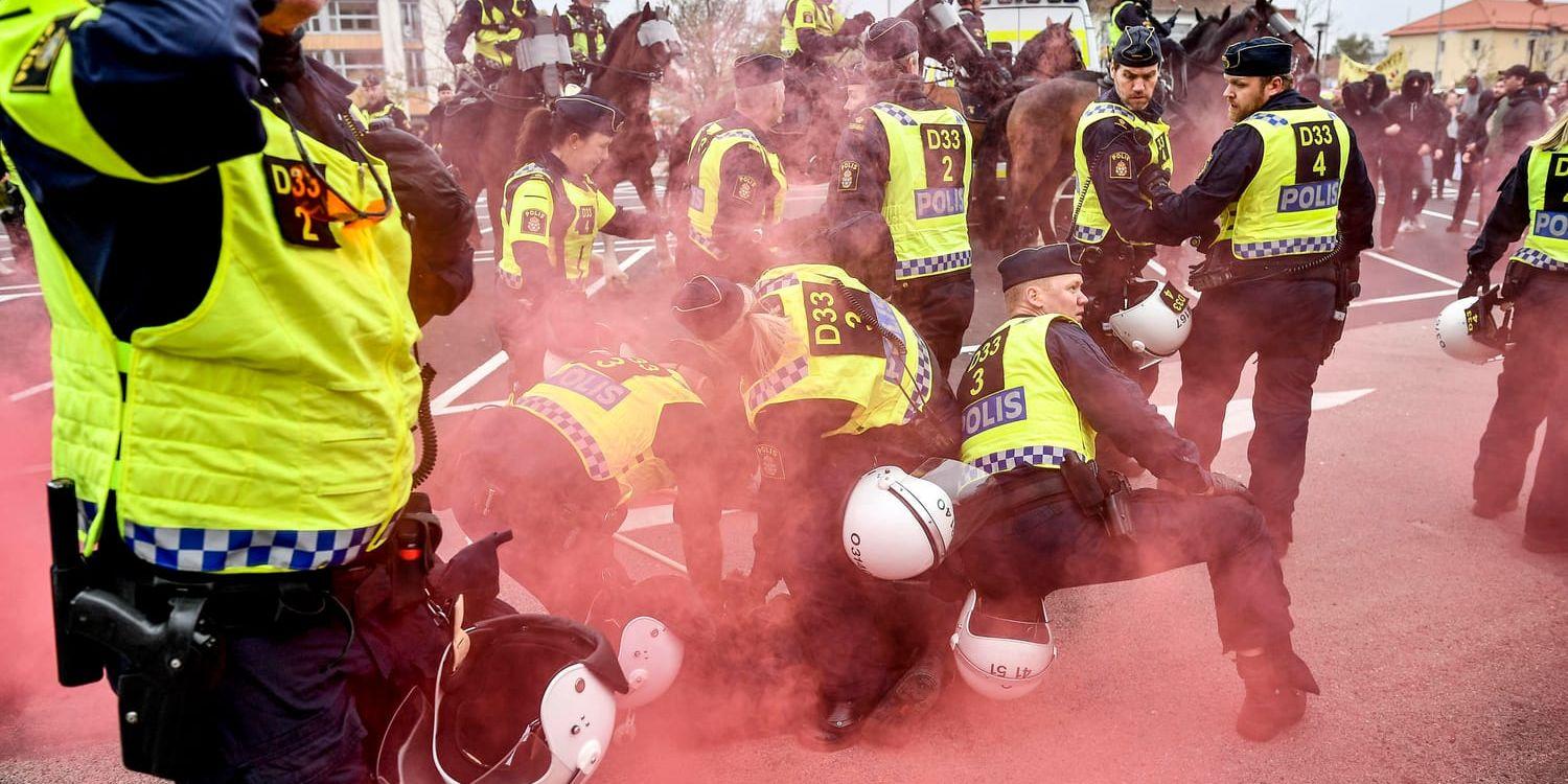 Demonstranter kastade knallskott mot polisen i Kungälv.