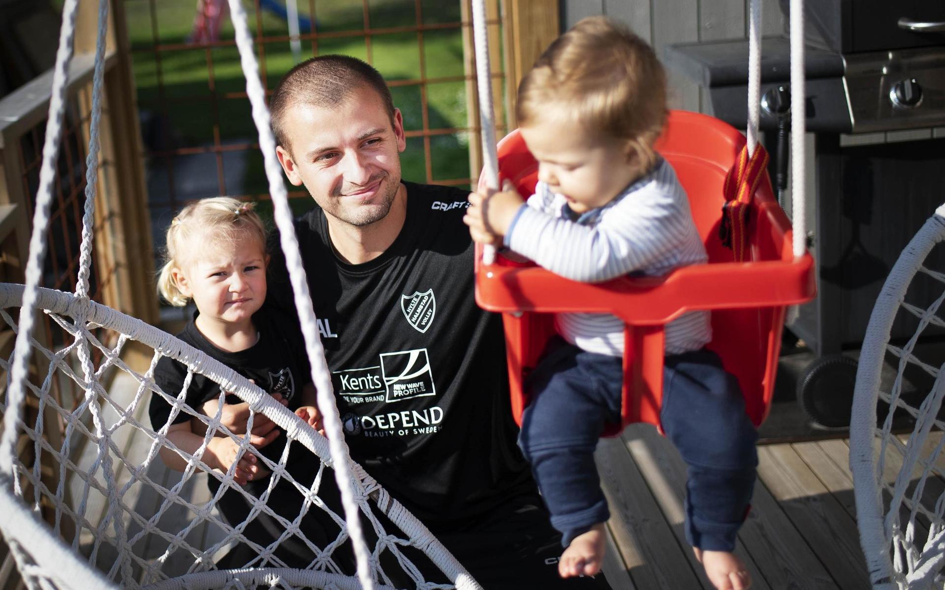Almir Ljutovac tillsammans med dottern Laula, 2 år och Emrik, sex månader, i huset i Falkenberg.
