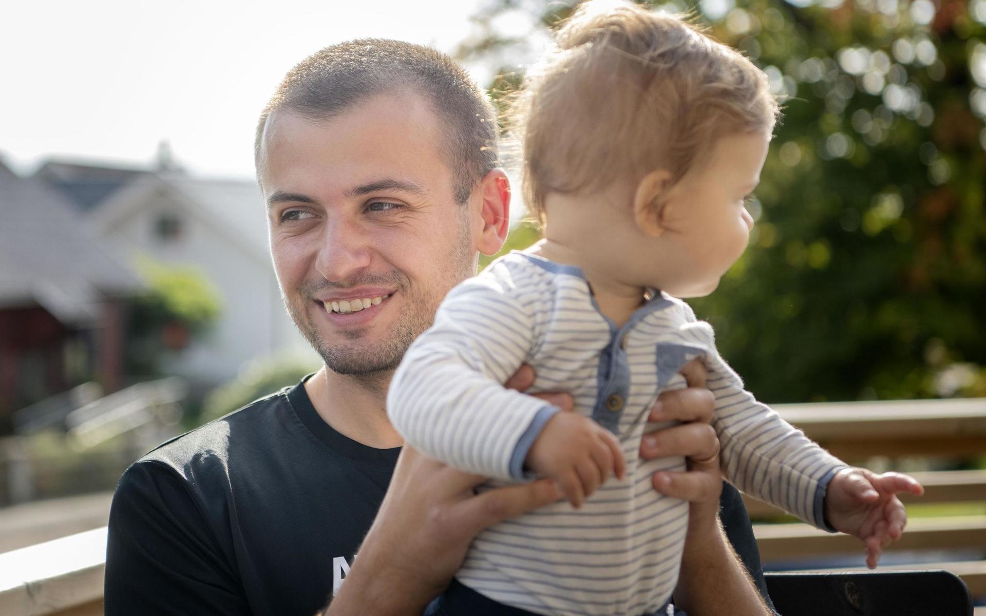 Almir Ljutovac trivs med att vara hemmapappa på dagarna och träna Hylte/Halmstads elitlag på kvällarna. Här är han tillsammans med sex månader gamla sonen Emrik.