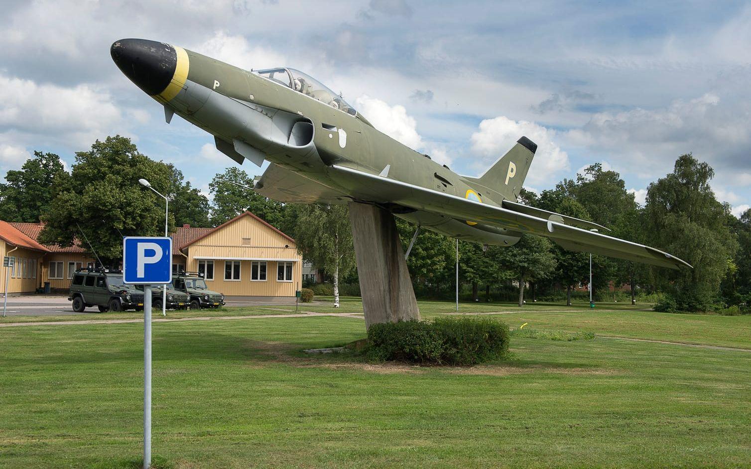 Hotat minnesmärke. Ett 70-tal Saab A 32 A Lansen hann tjänstgöra på F 14:s tre divisioner under 1957–1961. I dag är det bara det här exemplaret som finns bevarat i Halmstad. Bild: Jörgen Alström