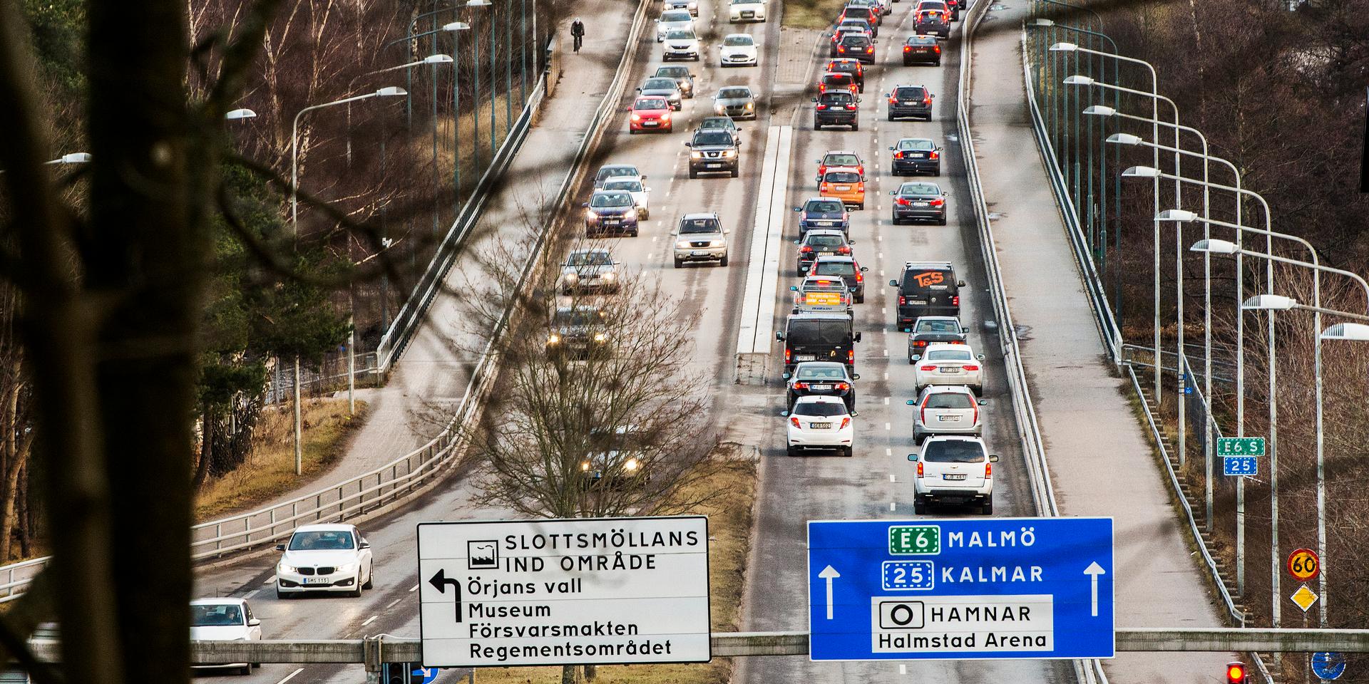 ”I dag har varje bil mer yta till förfogande än den boendeyta vi har per person. Omkring 30 procent av ytan i svenska städer upptas av bilar som körs, eller står parkerade.”