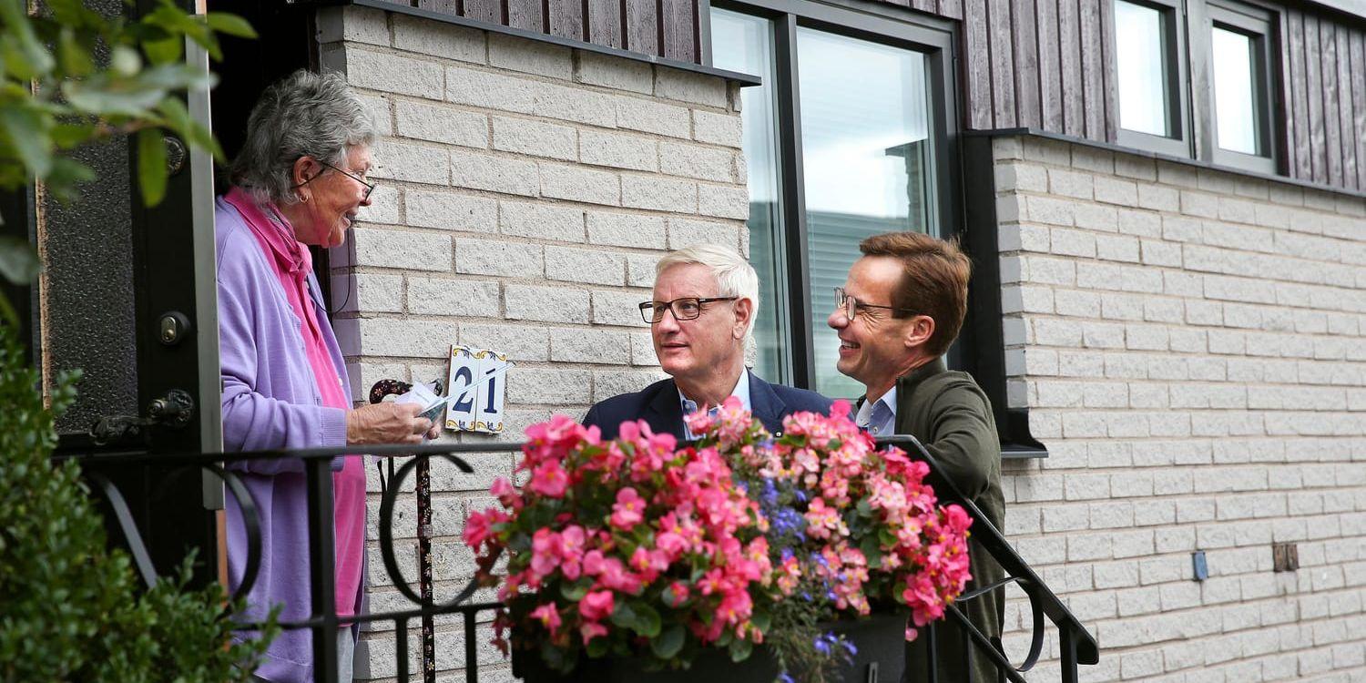 Anita Törsleff fick besök då Moderatledaren Ulf Kristersson kampanjade genom att knacka dörr med tidigare statsministern och utrikesministern Carl Bildt (M) i Fisksätra i Nacka kommun.