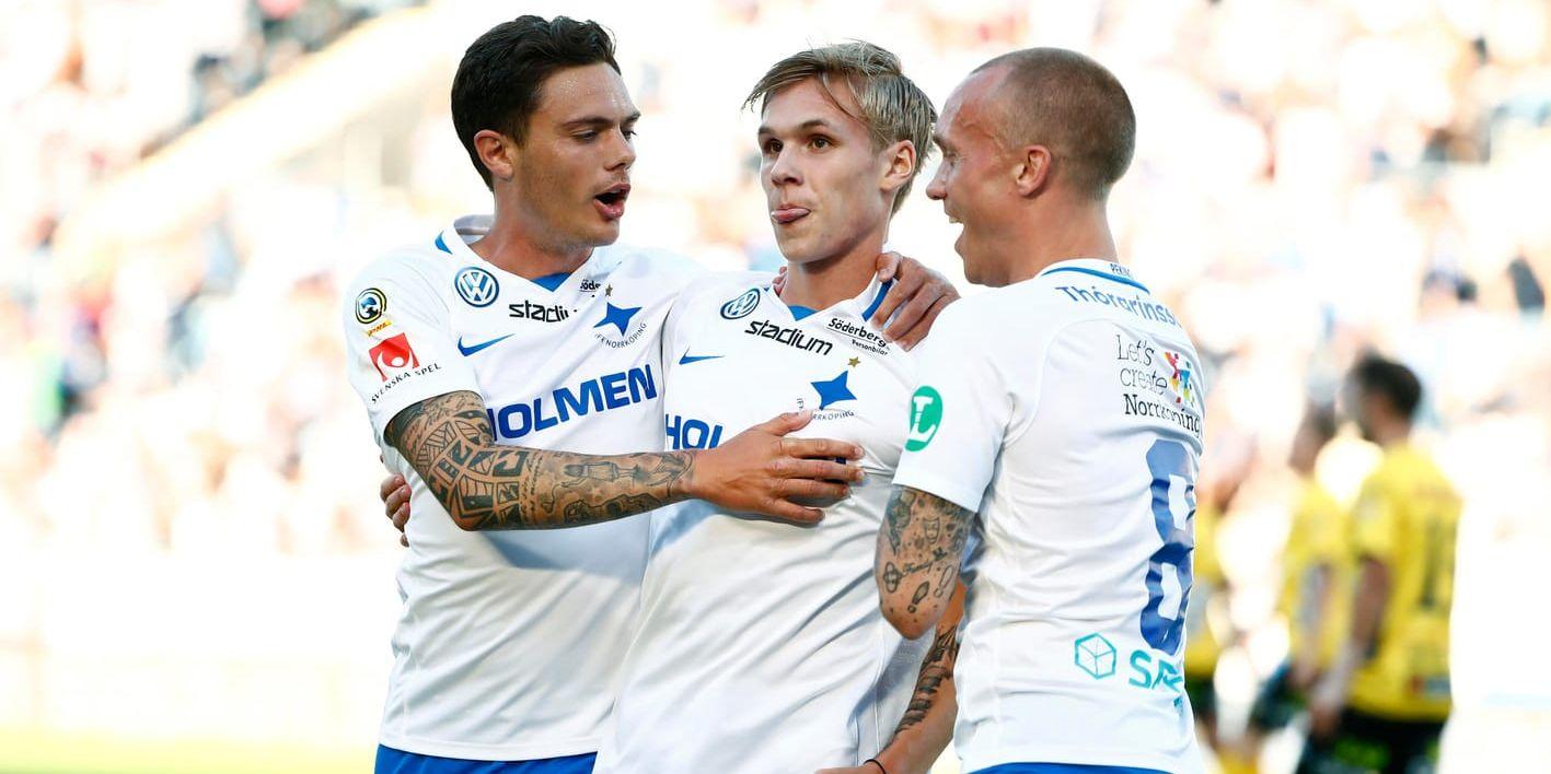 Målskytten Arnór Sigurdsson jublar och kramas om av David Moberg Karlsson (till vänster) och Gudmundur Thorarinsson (till höger) efter sitt 1–0 mål.
