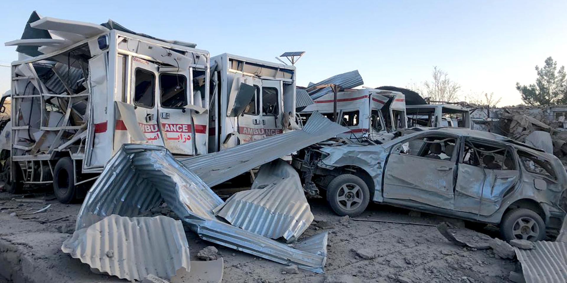 En bil lastad med sprängämnen dödade minst 20 personer vid ett sjukhus i staden Qalat i Afghanistan.