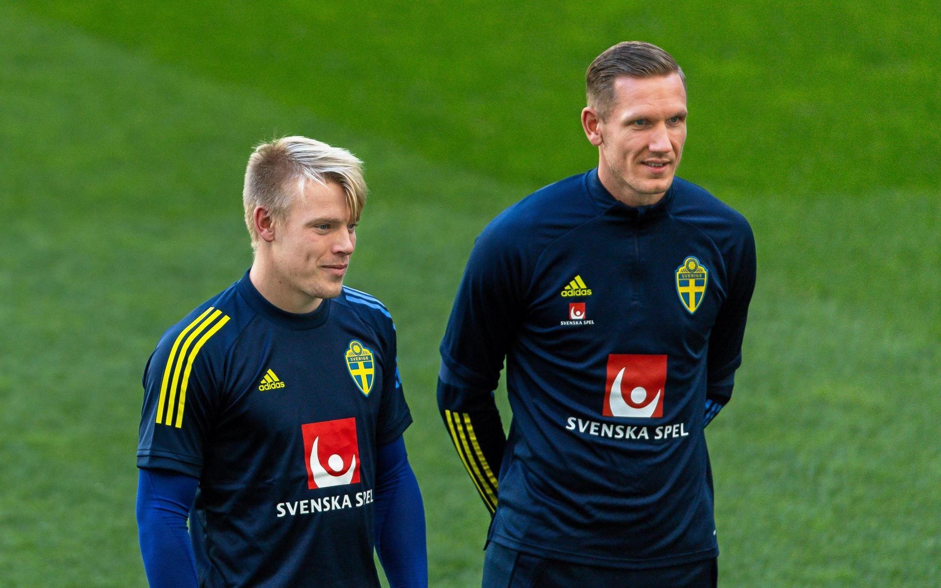 Isak Pettersson tillsammans med landslagets förstemålvakt Robin Olsen i oktober.