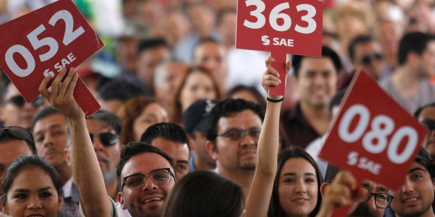 Budgivare på den första auktionen för tidigare kartellmedlemmars ägodelar i Mexiko City, i maj.