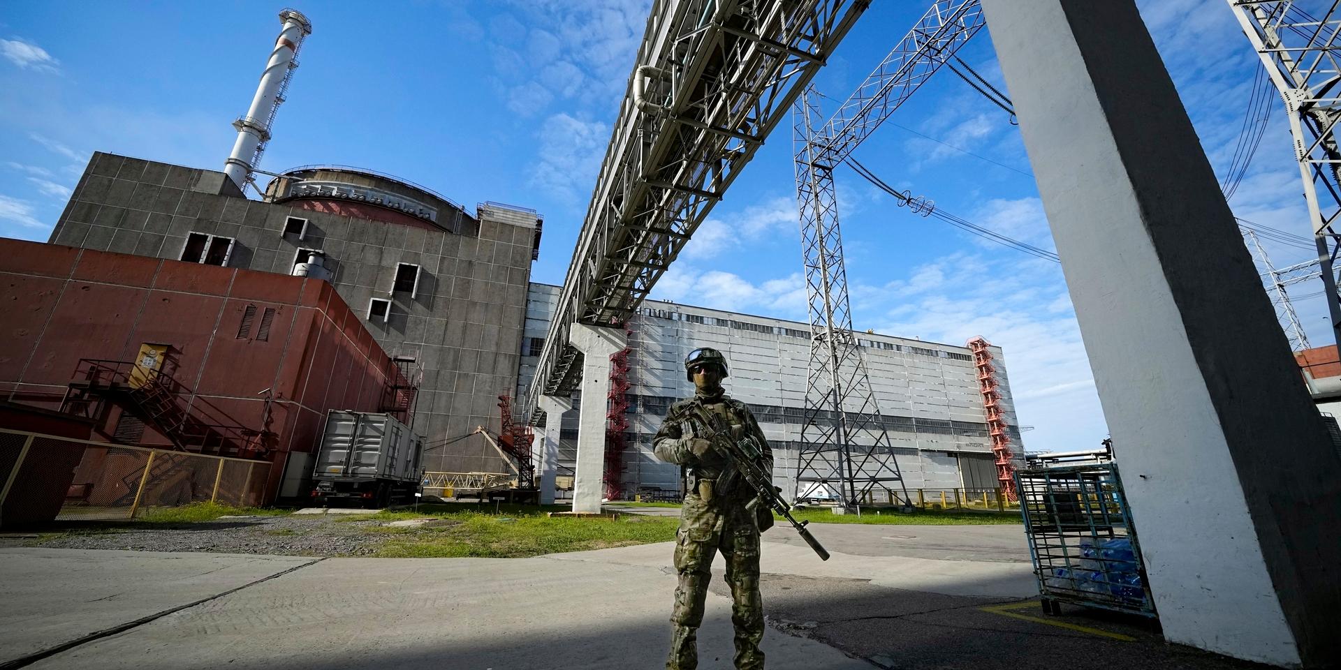 En rysk soldat på vakt vid kärnkraftverket Zaporizjzja. Bild från i maj.
