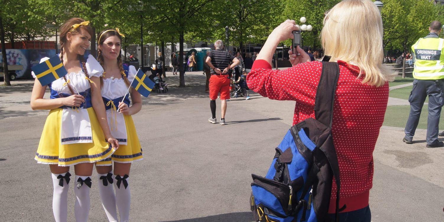 Heja Sverige! Johanna Nilsson och Jenny Stengård brukar åka på Eurovision song contest, och varje år klär de ut sig enligt ett speciellt tema. I år föll de för "fina svenska flickor", och de blev snabbt uppskattade på stan av folk som ville ha en bild.