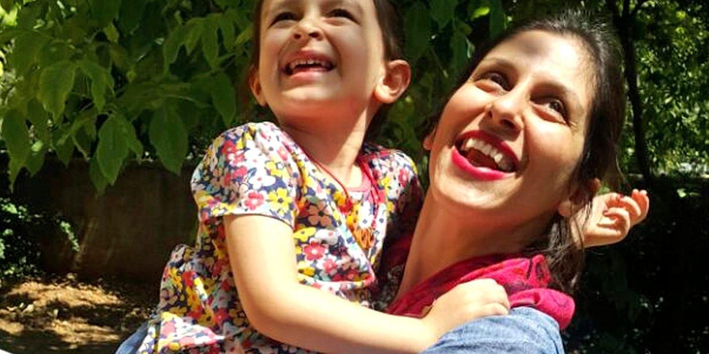 Nazanin Zaghari-Ratcliffe tillsammans med sin dotter. Bilden togs i augusti i fjol under en permission när hjälparbetaren tilläts lämna fängelset i tre dagar.