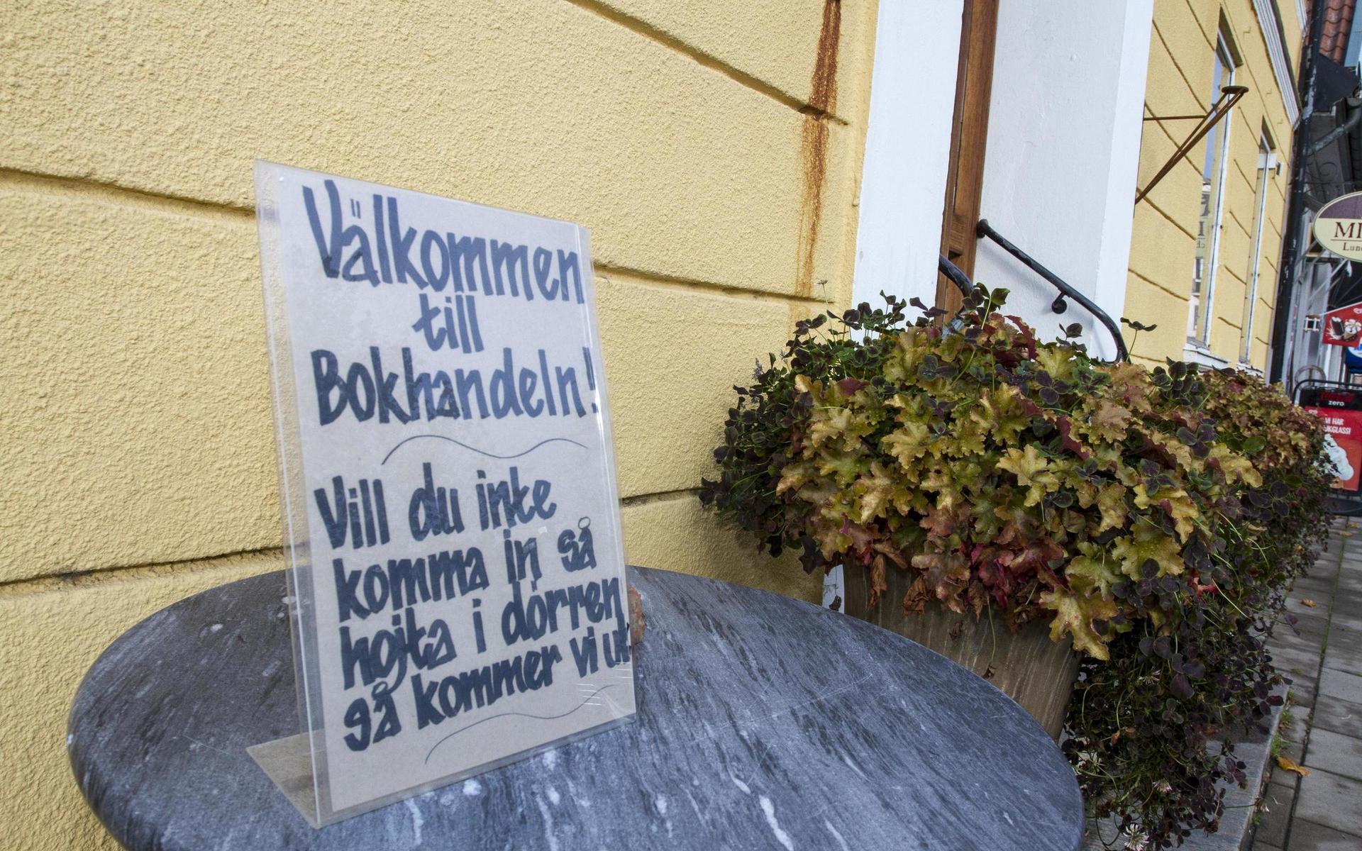 Hårdare restriktioner kan drabba julhandeln i Laholm. Butiker hoppas på kunder inte tar klapphandeln på nätet. 