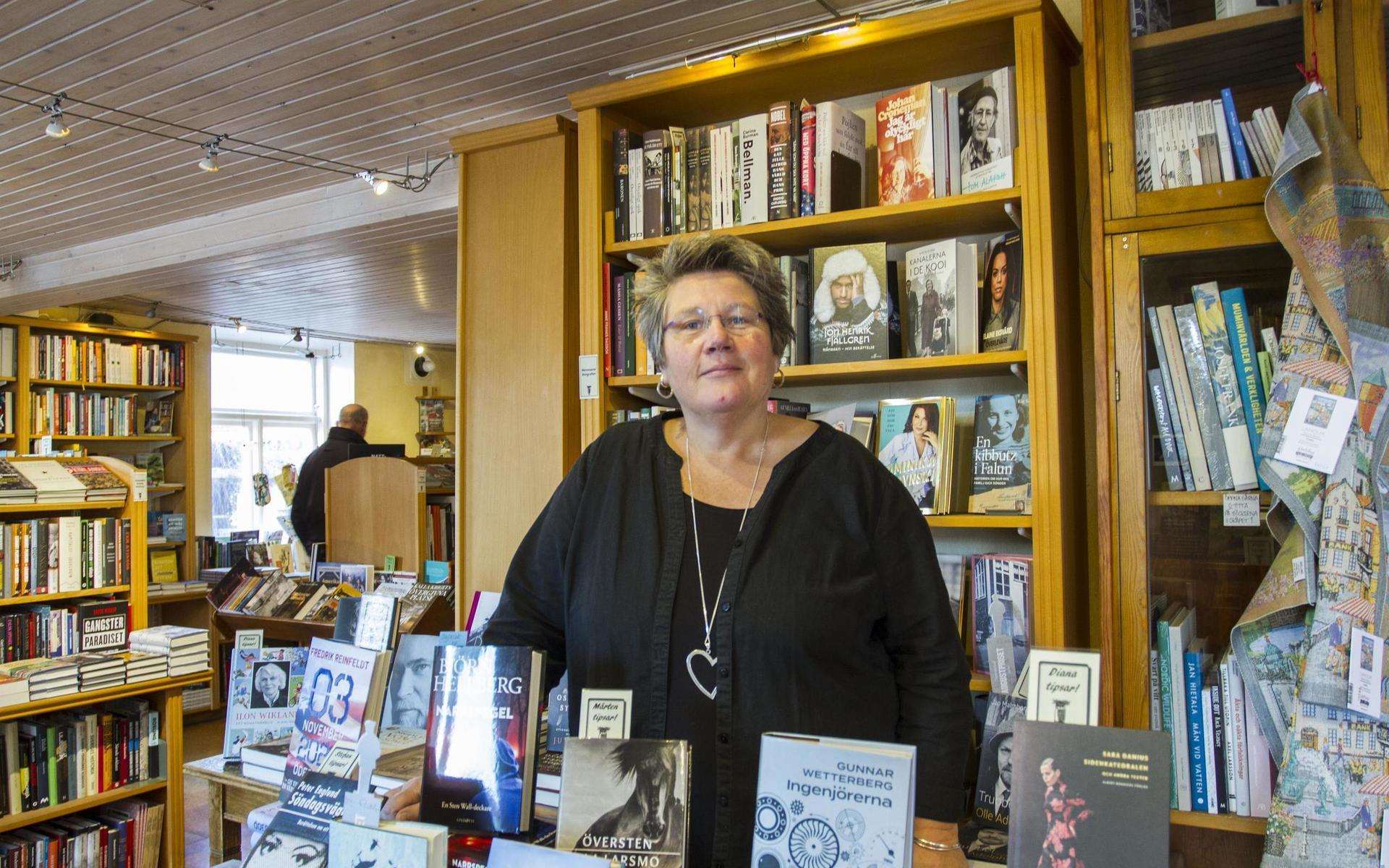 Diana Lavesson är bekymrad över läget, men bokhandeln överväger att ha öppet på söndagar för att kunder ska kunna handla julklappar på ett tryggt sätt. Via sitt nyhetsbrev har de påmint om att de gör hemleveranser.