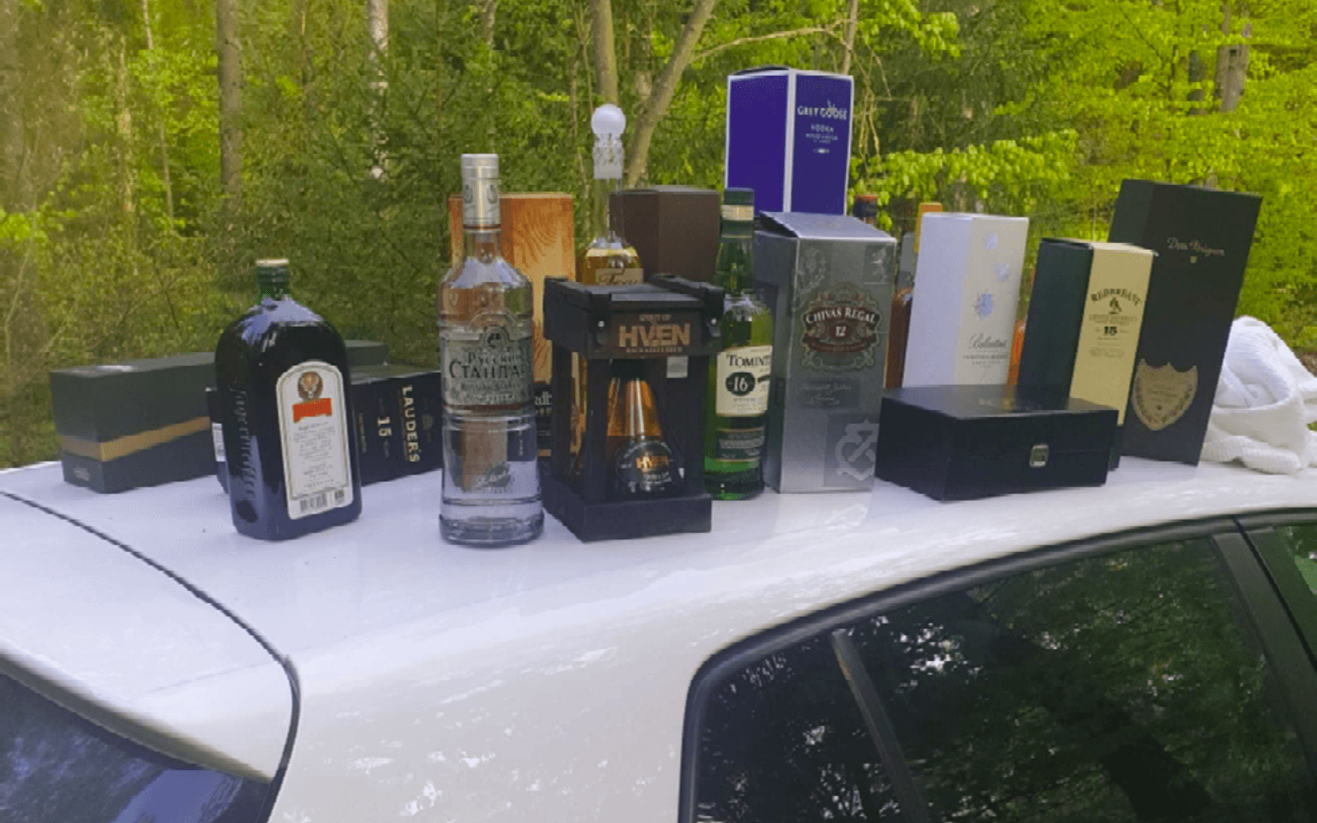 Männen som greps i Vallberga hade själva fotograferat en mängd spritflaskor som några dagar tidigare stulits från ett garage i Vänersborg. Flaskorna hade de för fotot ställt upp på biltaket, och sedan googlat på spritpriser.