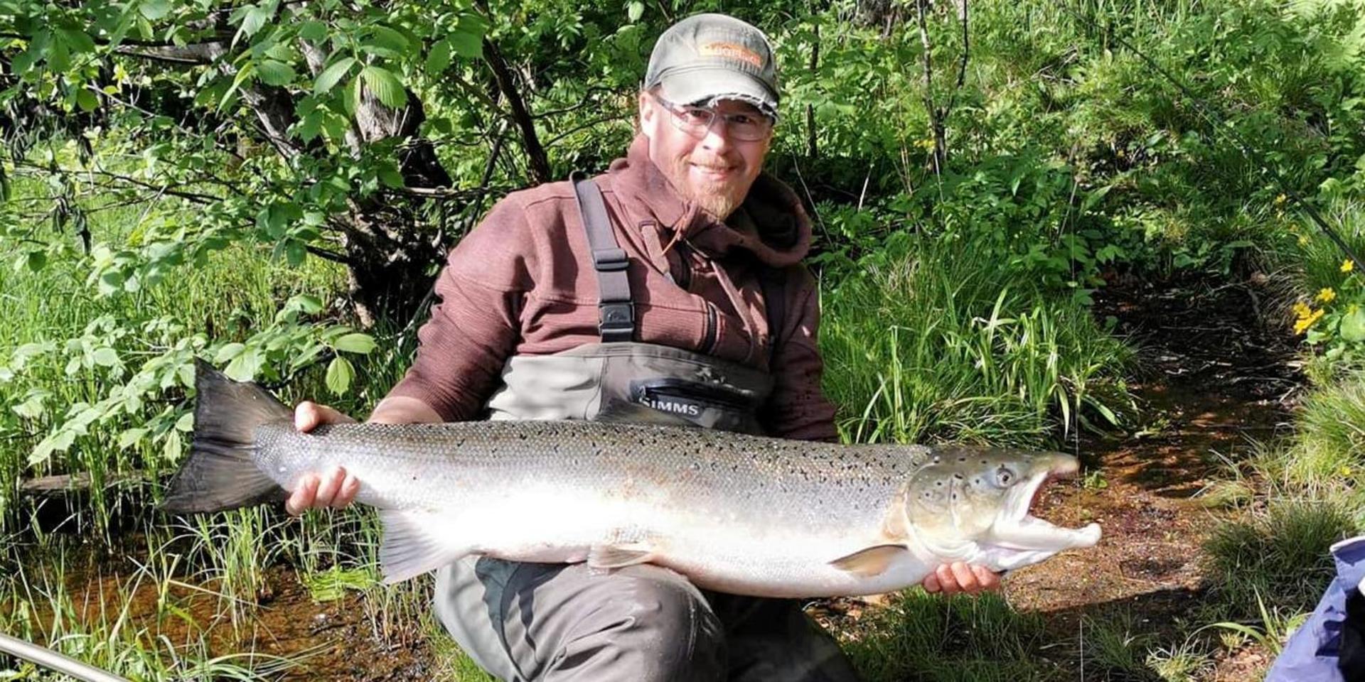 Roger Hallberg är en storfiskare som går ut och fiskar så fort han får chansen. I helgen var lyckan framme när han fick upp en 106 centimeter lång och tolv kilo tung jättelax ur Nissan.