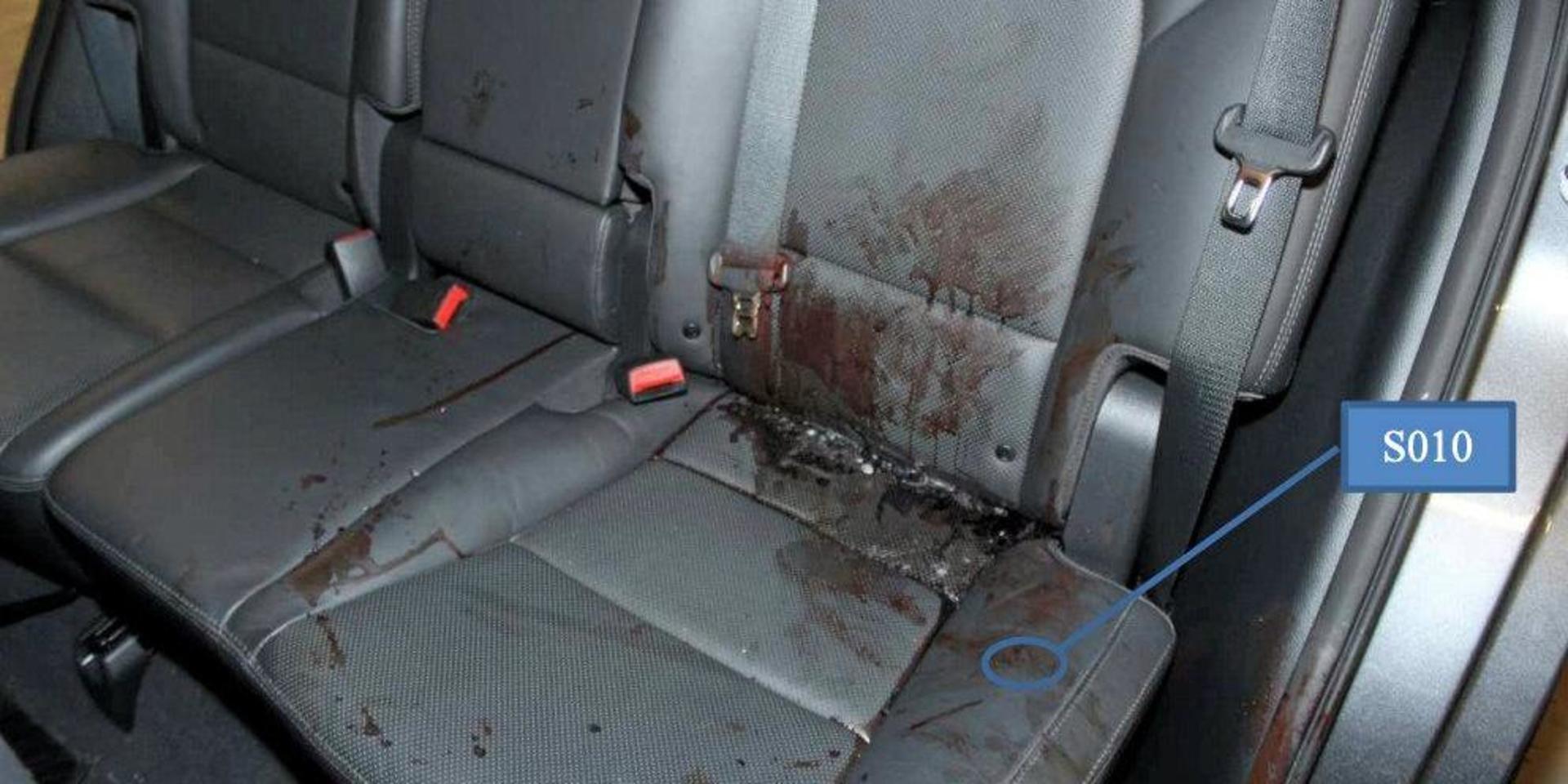 Polisens bilder visar blodiga säten i mannens bil. Han överfölls med kniv utanför Dalkulla förskola i Knäred.