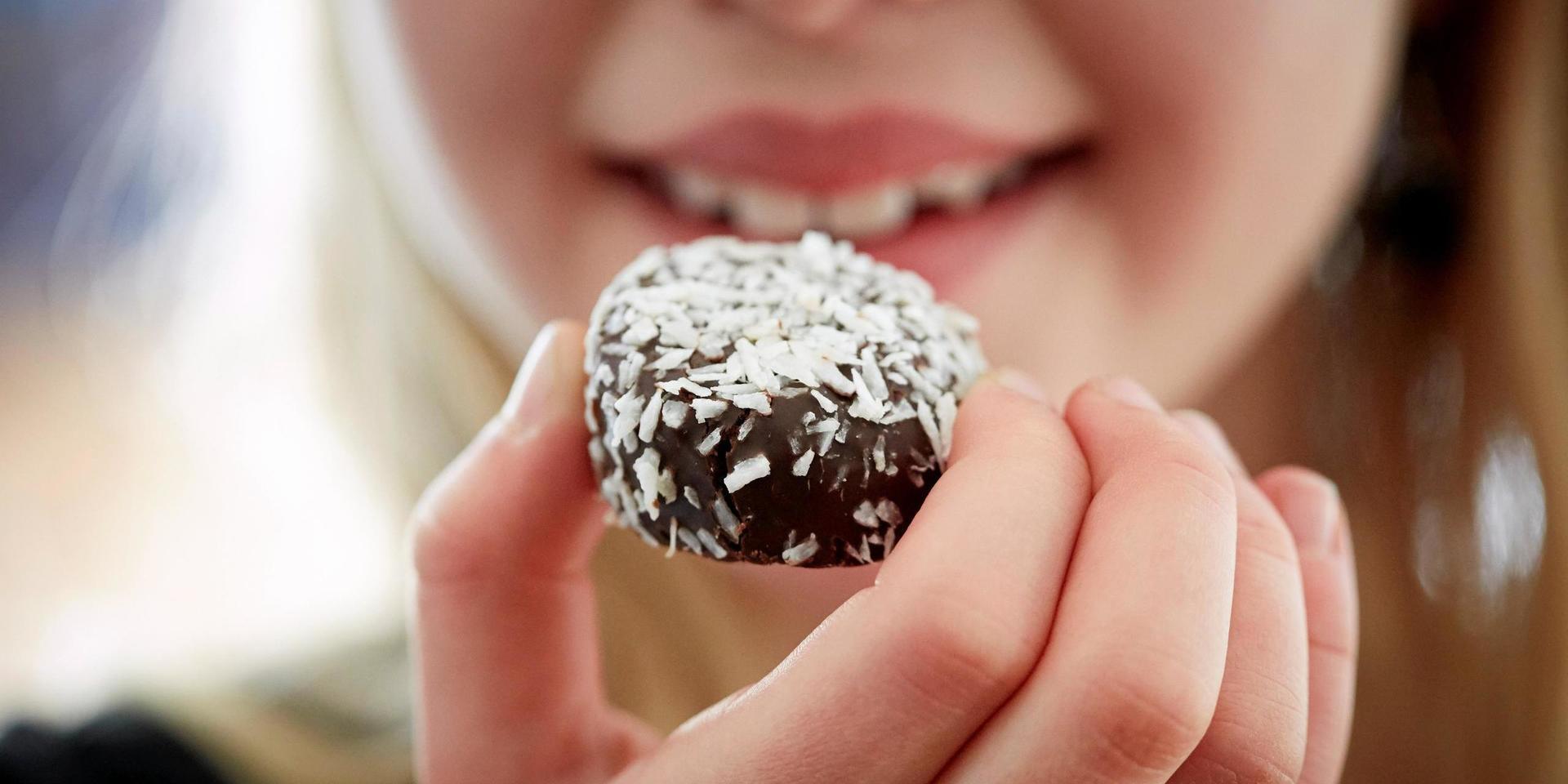 De flesta fabriksbakade chokladbollar är täckta av kokos, även om det finns någon enstaka sort som har  pärlsocker istället.