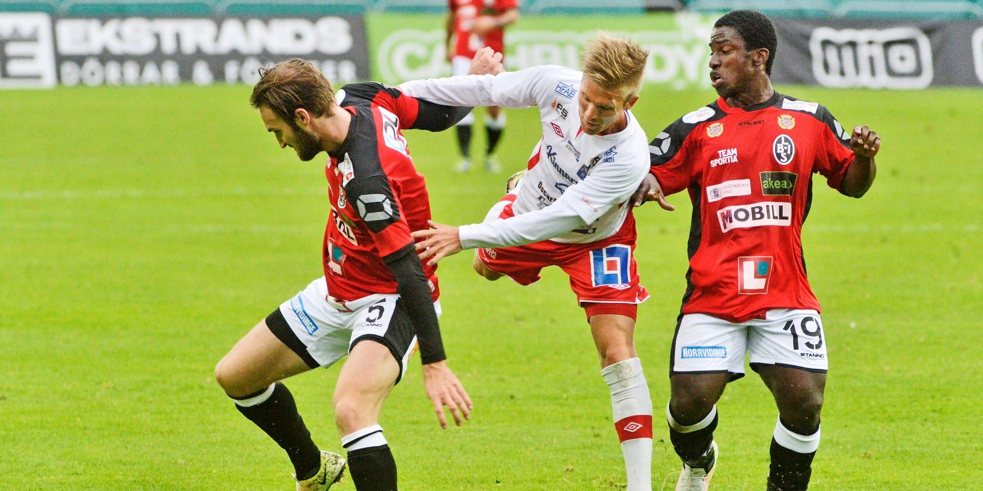 På efterkälken. Halmias Per Gulda (i mitten) har det tufft mot Landskronas Oskar Sverrisson och Thierry Zahui. Landskrona vann med 4–1.