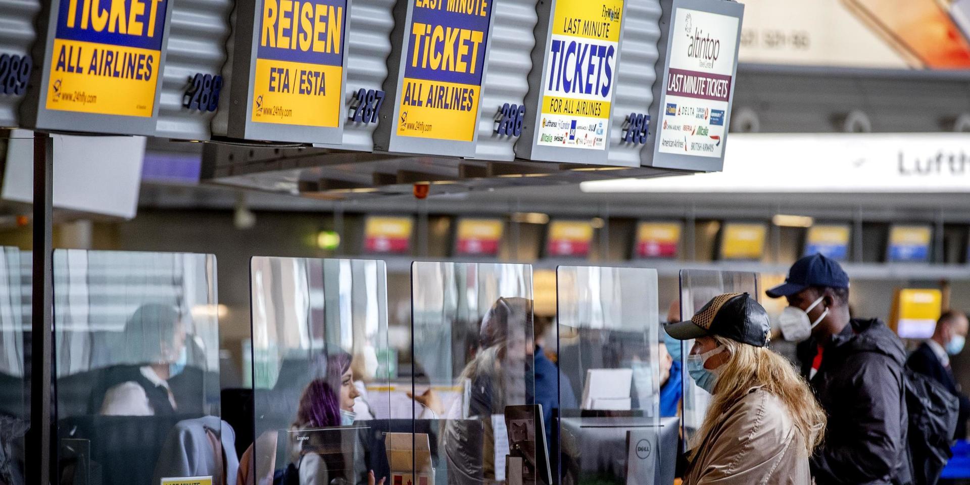 Ressugna tyskar väntar på sista-minuten-biljetter i Frankfurt, Tyskland. Arkivbild.