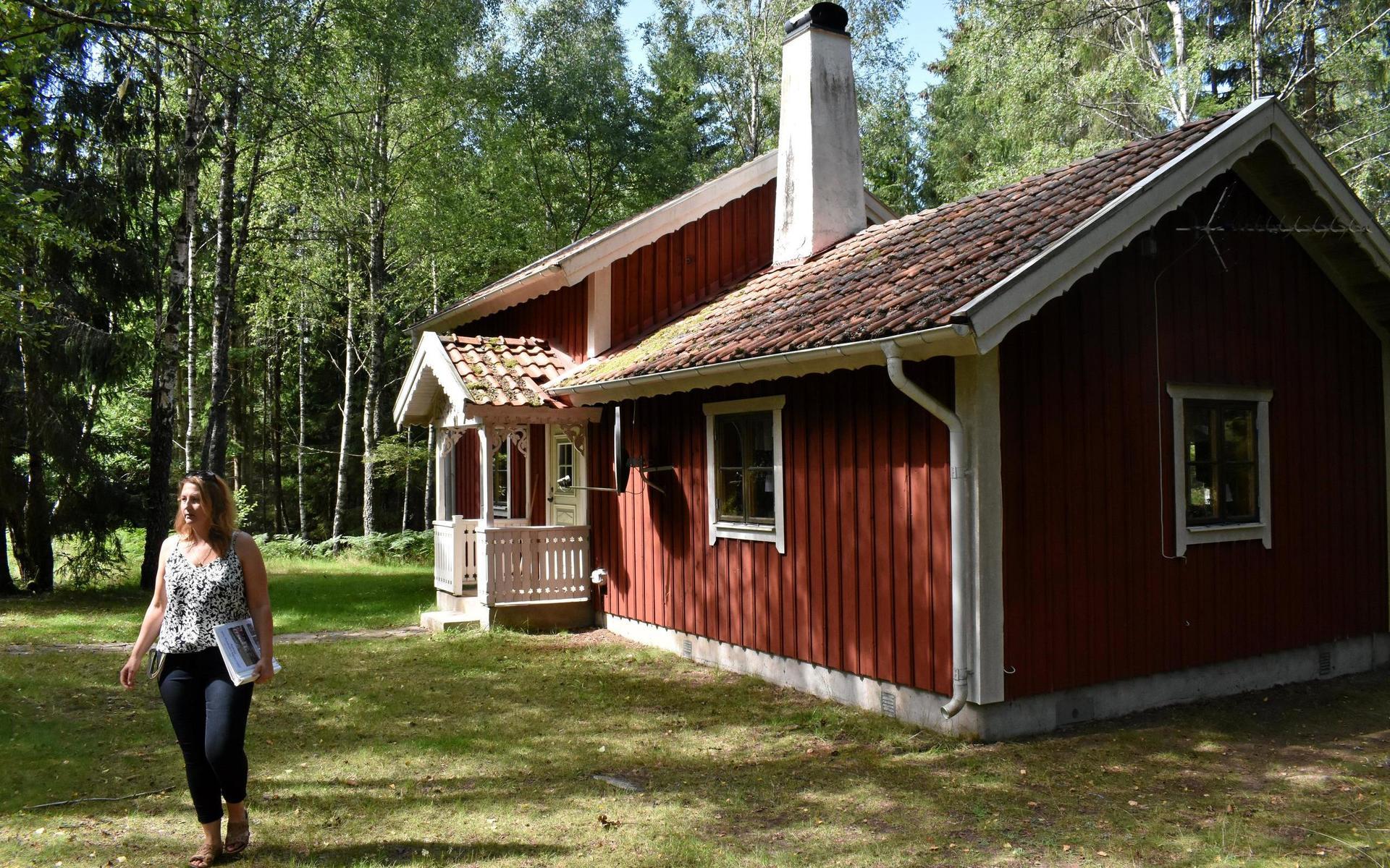 Storstugorna ligger i ett lummigt skogsområde, byggda av pappa Ove Albinsson i ”ryggåsstugestil” med murade öppna spisar.