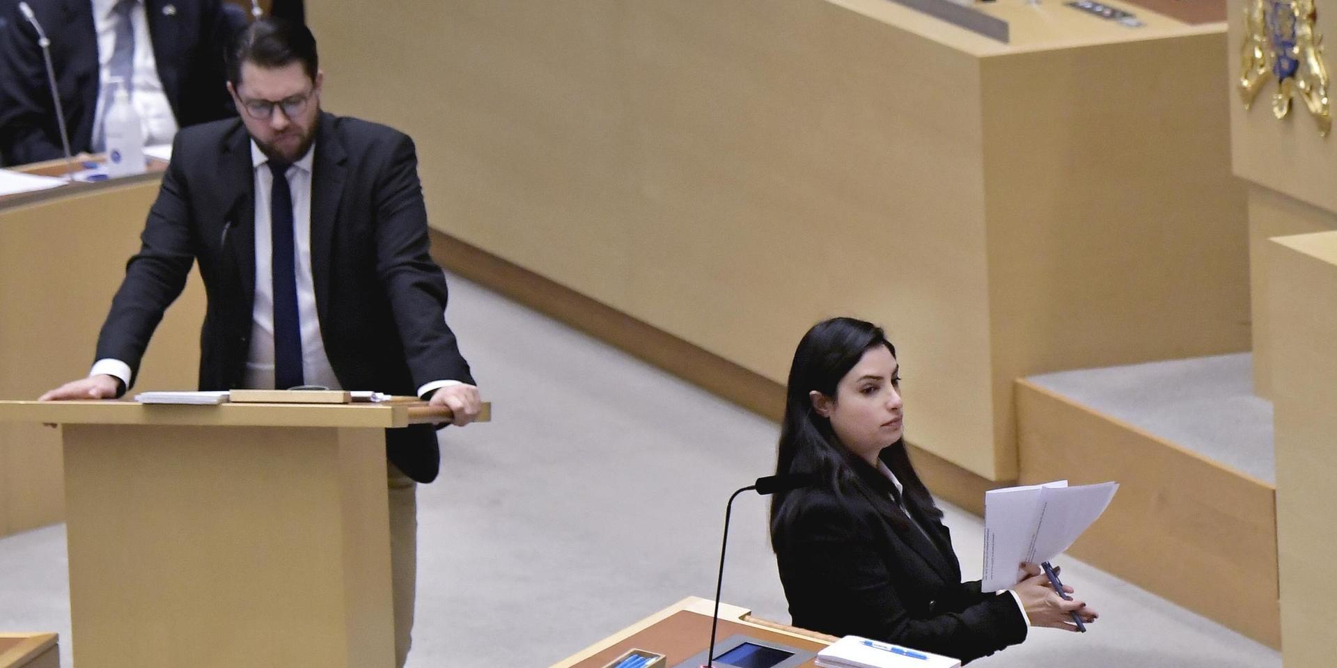 Sverigedemokraternas partiledare Jimmie Åkesson (SD) och Vänsterpartiets partiledare Nooshi Dadgostar (V) under en partiledardebatt tidigare i år. Arkivbild.