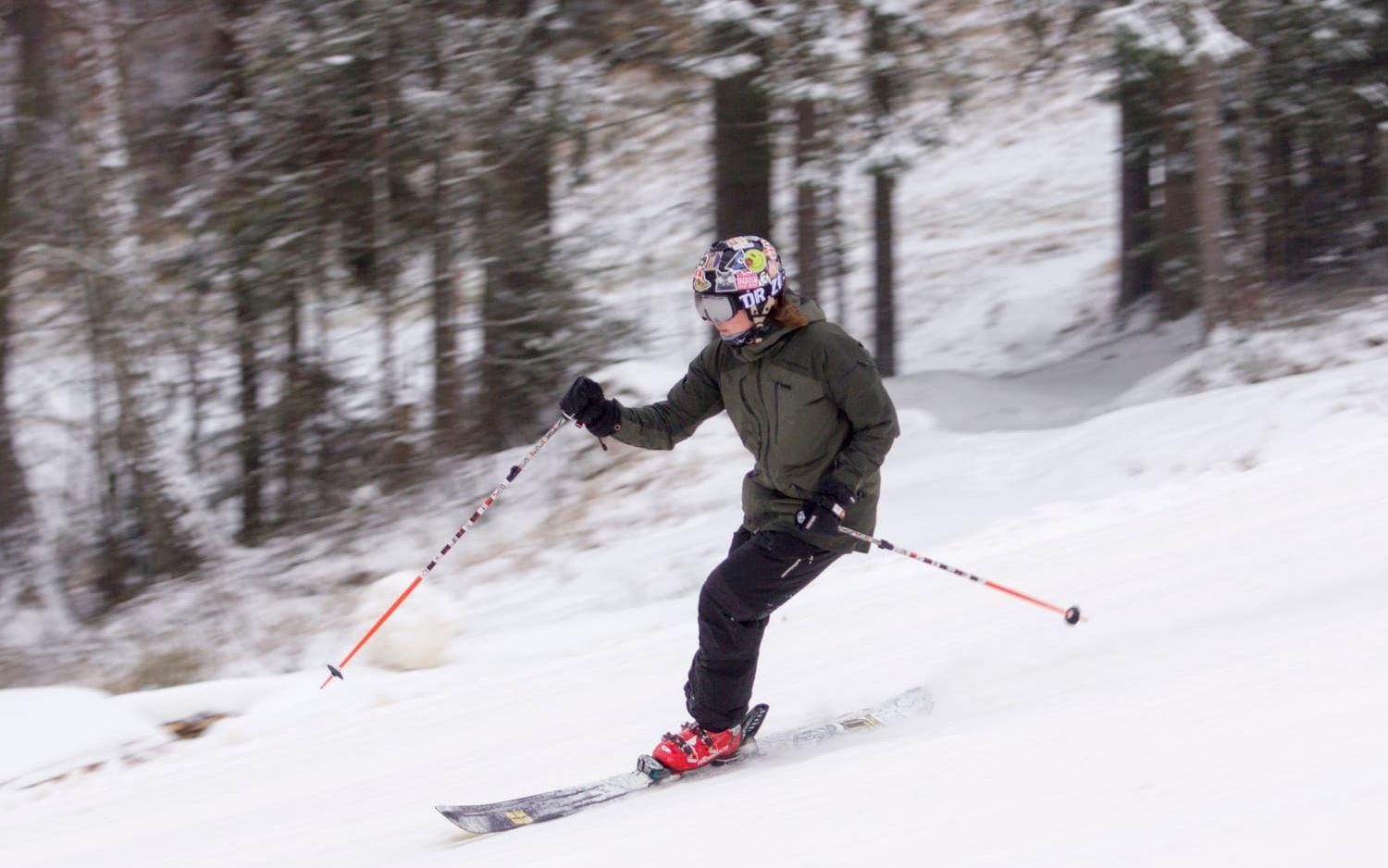 Full fart. Det var säsongspremiär för skidåkning på Vallåsen på lördagen. Bild: Jonatan Gernes