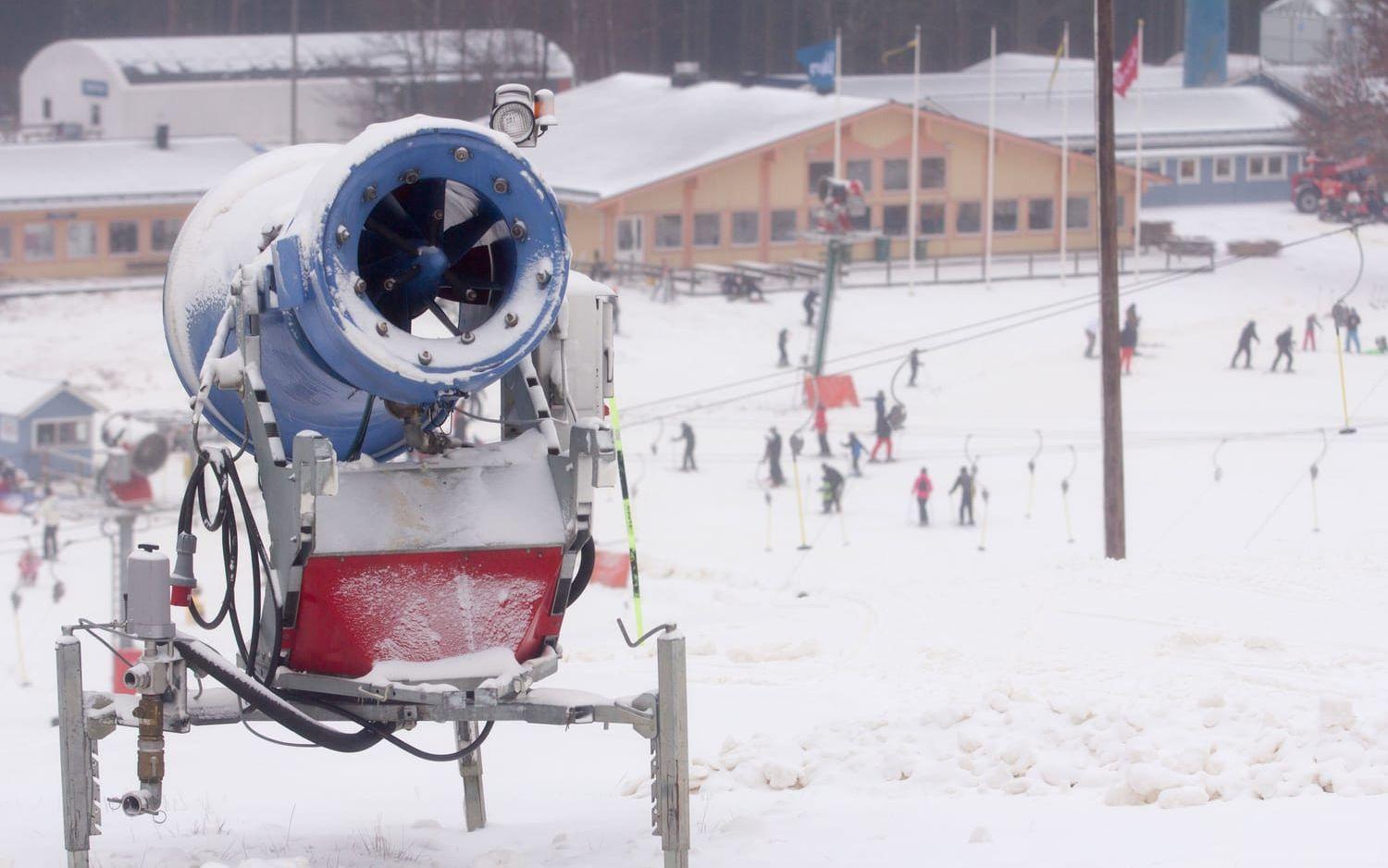 Stor arsenal. 44 snökanoner har jobbat samtidigt för att lägga snö i backen. Bild: Jonatan Gernes