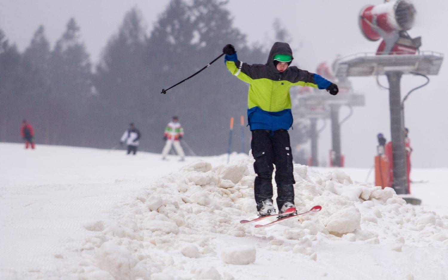Full fart. Det var säsongspremiär för skidåkning på Vallåsen på lördagen. Bild: Jonatan Gernes