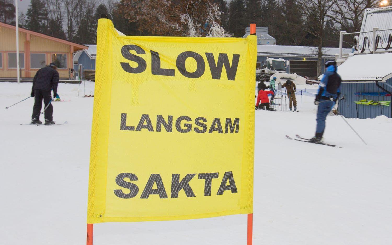 Sänkt fart. Det var säsongspremiär för skidåkning på Vallåsen på lördagen. Bild: Jonatan Gernes