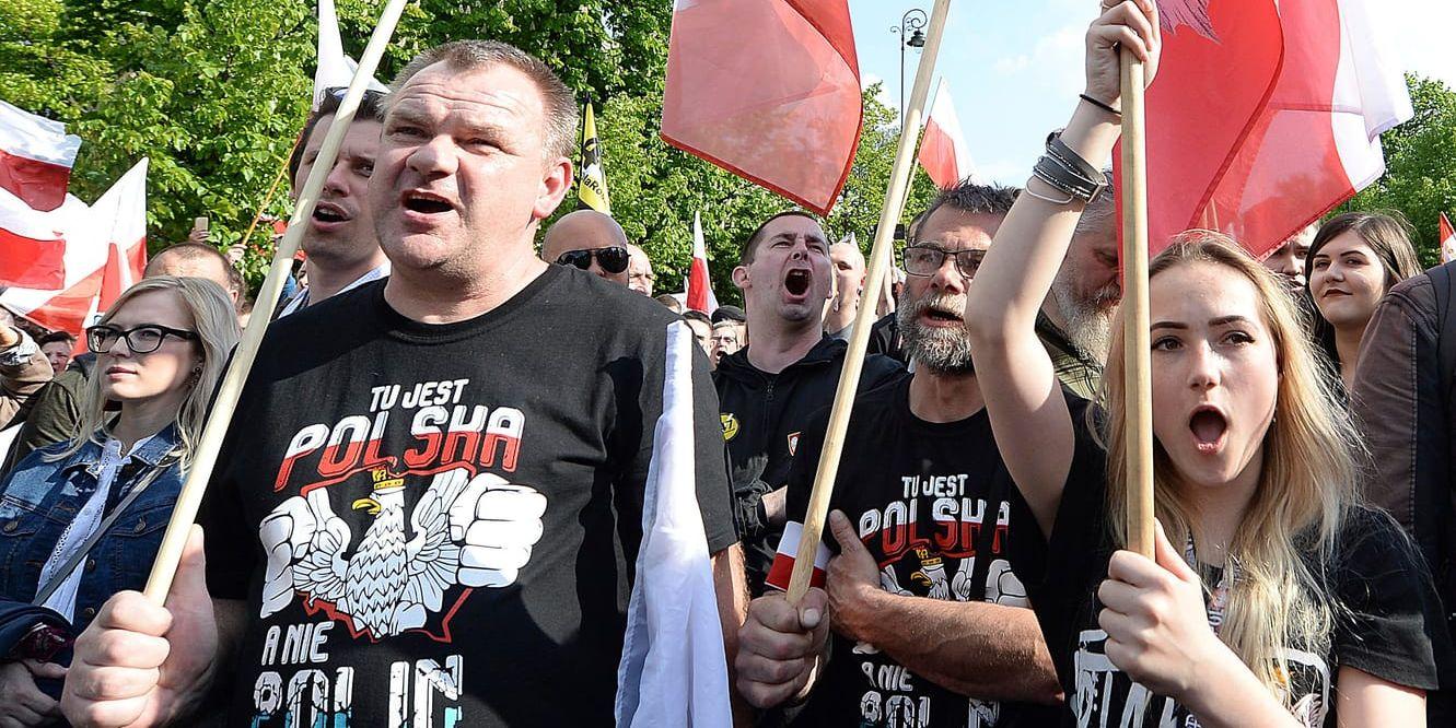 Hundratals polska nationalister demonstrerade i helgen i protest mot en ny amerikansk lag som rör återlämnande av judisk egendom som beslagtogs under och efter andra världskriget. Demonstranter uppges ha skanderat anti-judiska slagord.