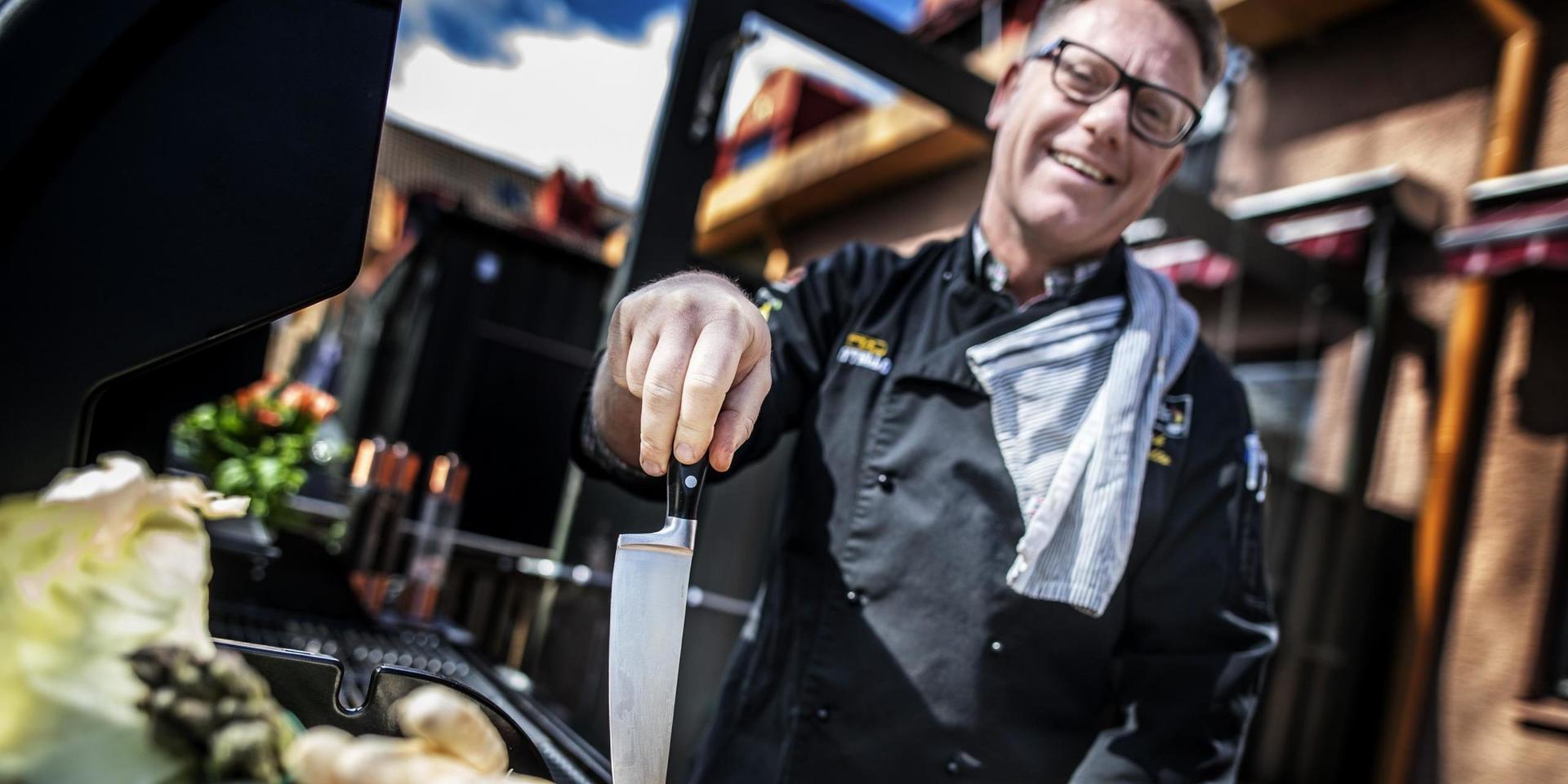 Bjud gärna gästerna på en grillad korv innan måltidens huvudnummer är klart för servering. Grillmästaren Ulrik Lindelöv kallar det för en ”väntkorv”.