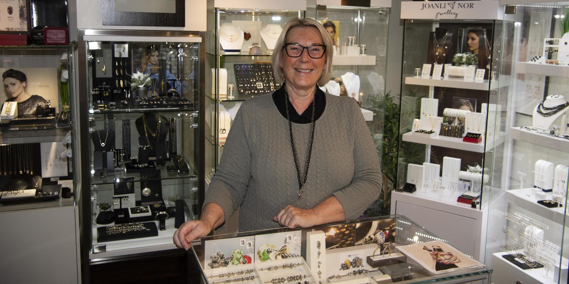 Julhandeln spelar en avgörande roll för Ann Bengtssons butik Urkedjan.