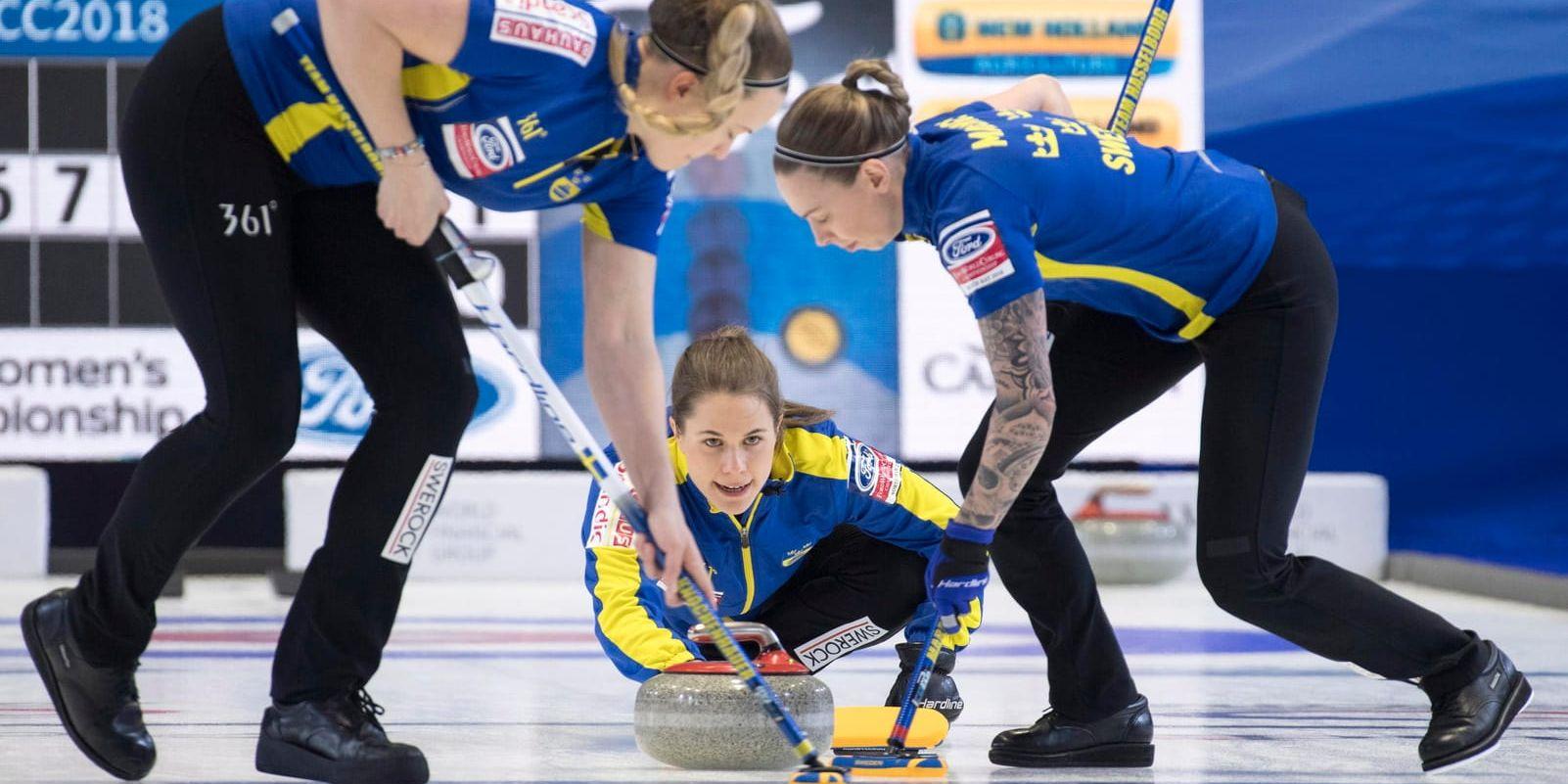 Svenska curlingdamerna tog hem silvret i curling-VM efter förlusten mot Kanada.