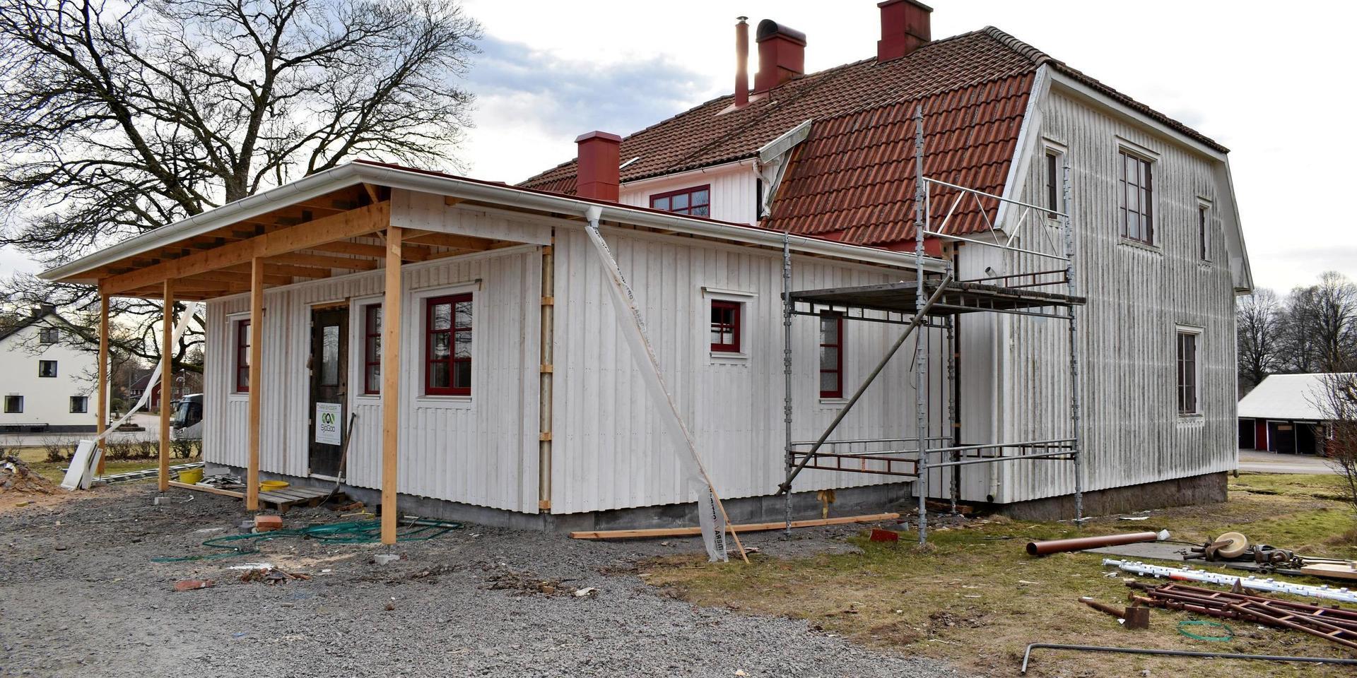 Bostadshuset i Nyby ska vara färdigrenoverat till midsommar.