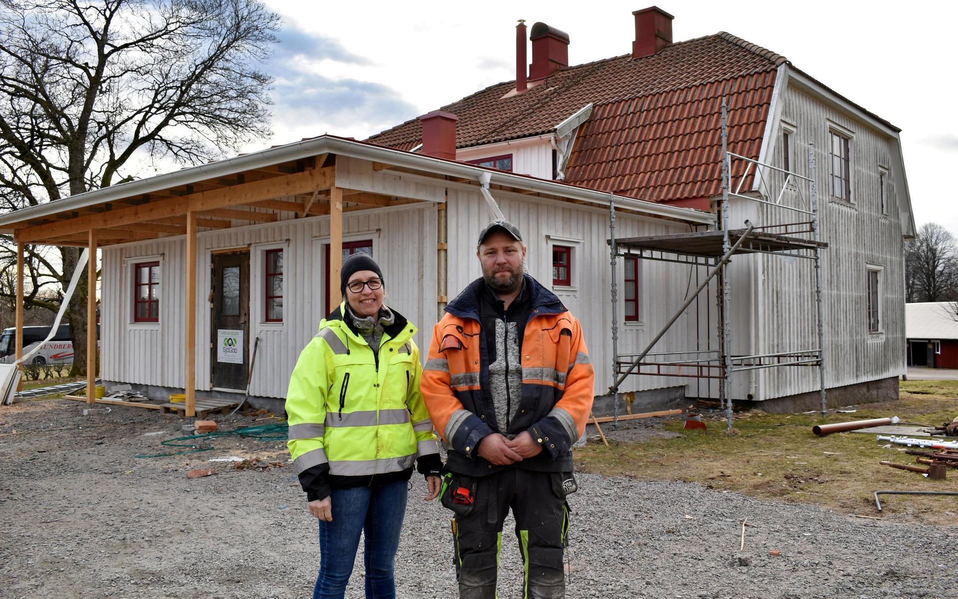 Marcus och Viktoria Gustavsson har flyttat delar av verksamheten till en ny gård. I juni flyttar familjen in i bostadshuset, som just nu renoveras. Tillbyggnaden bakom dem ska rymma kontor, tvättstuga och groventré.