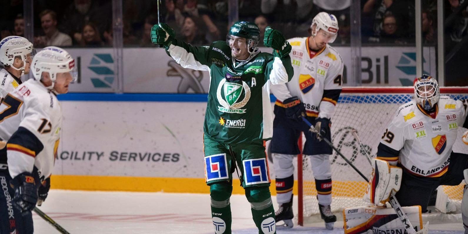 Färjestads Linus Johansson gjorde mål hemma mot Djurgården i SHL-mötet i oktober. Nu möts lagen i SM-semifinal. Arkivbild.