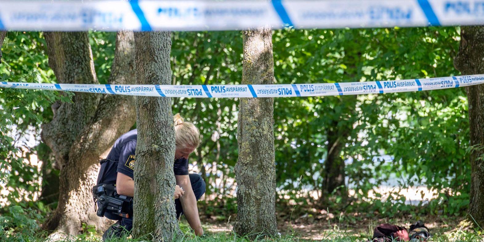 Polis och avspärrningar vid Nydalaparken i Malmö efter en skottlossning i början av juli förra året, som ledde till att en man dog och en blev allvarligt skadad. Arkivbild.