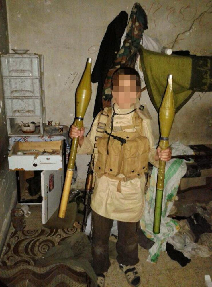 Enligt åtalet har Halmstadkvinnan tillåtit att sonen från 12 års ålder förvarat vapen hemma (som dessa granater till raketgevär) och använts som soldat i såväl propagandasyfte som riktig strid.