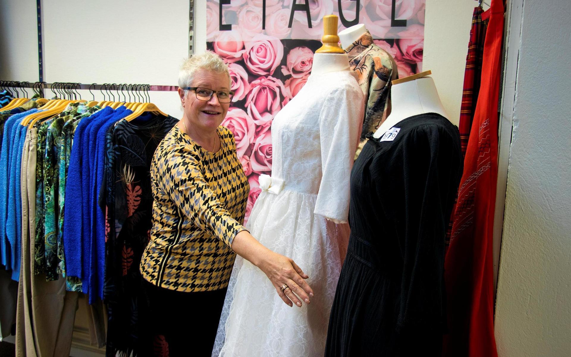 Cattis Cronberg har samlat in kläder som köpts på Frummerins på 1900-talet. Den vita klänningen tror de är från 60-talet. 