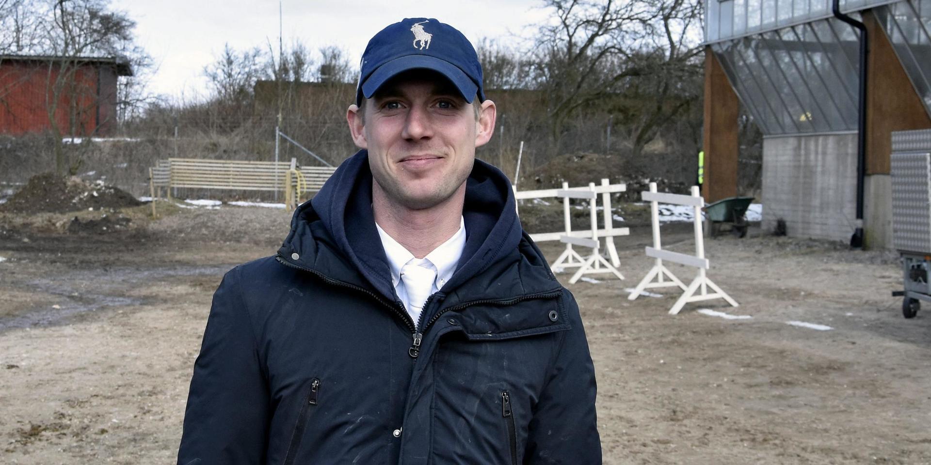 Peter Månsson är ryttare och lagledare för Hallands Equestrians, som har bestämt sig för att inte ställa upp i helgens lag-SM-final på Strömsholm.