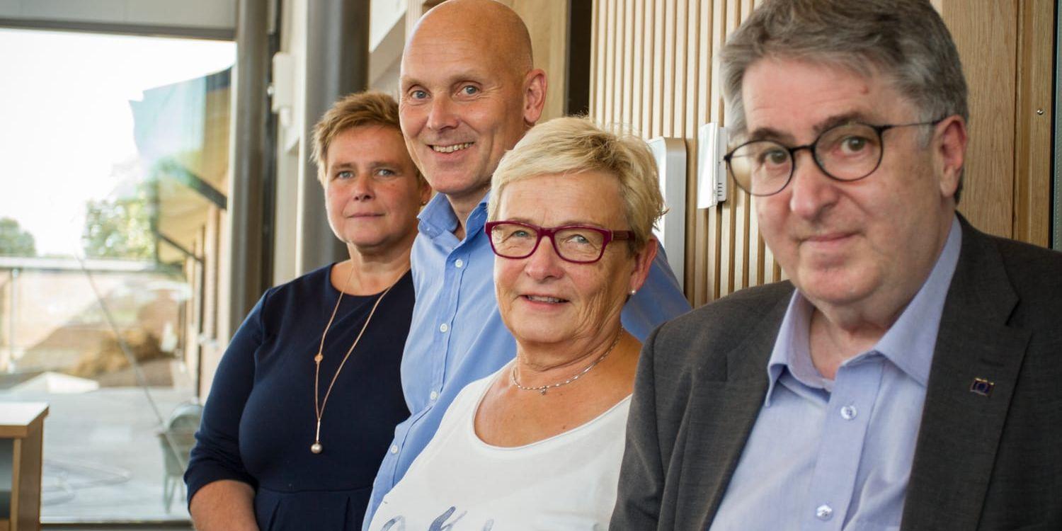 Glatt gäng. Ingela Månsson avdelningschef, Ulf Mattsson verksamhetschef, Margaretha Bengtsson (M) ordförande i KUN och Lorentz Püscher (C).
