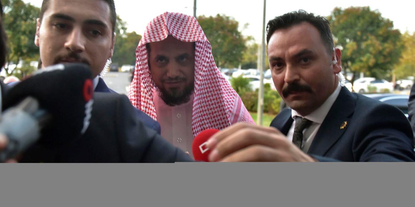Saudiarabiens chefsåklagare Saud al-Mojab går ombord ett plan i Istanbul för att återvända till Saudiarabien.