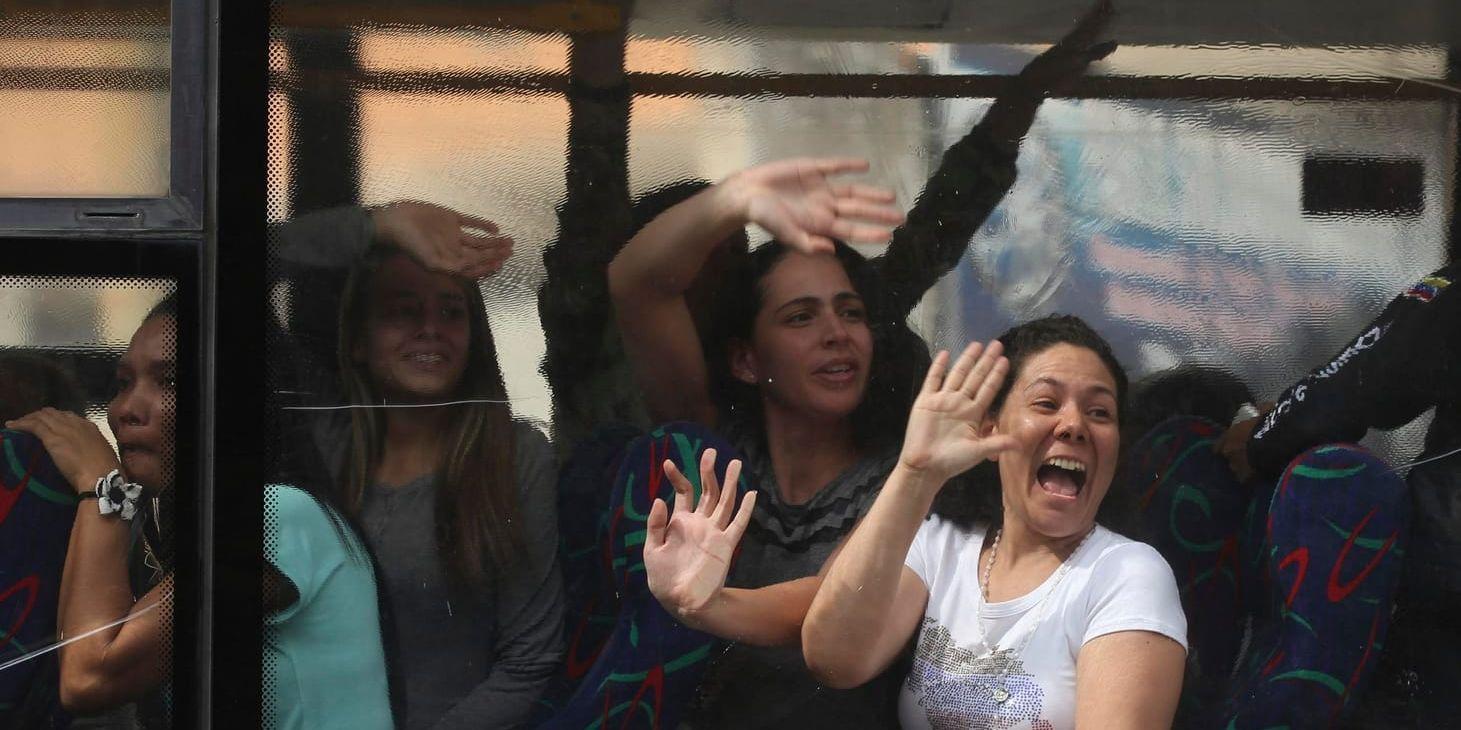 Politiska fångar vinkar och jublar i samband med att de släpps från Helicoide-fängelset i Caracas.