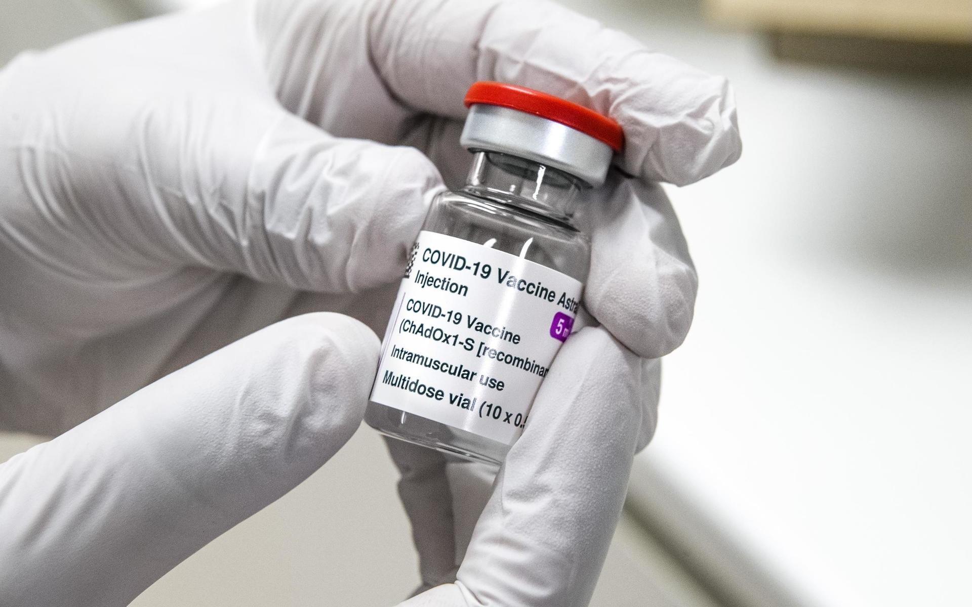 Sedan mitten av mars har användningen av Astra Zeneca-vaccinet varit pausad för personer yngre än 65 år på grund av ett fåtal fallrapporter om biverkningar med blodproppar i kombination med blödning.